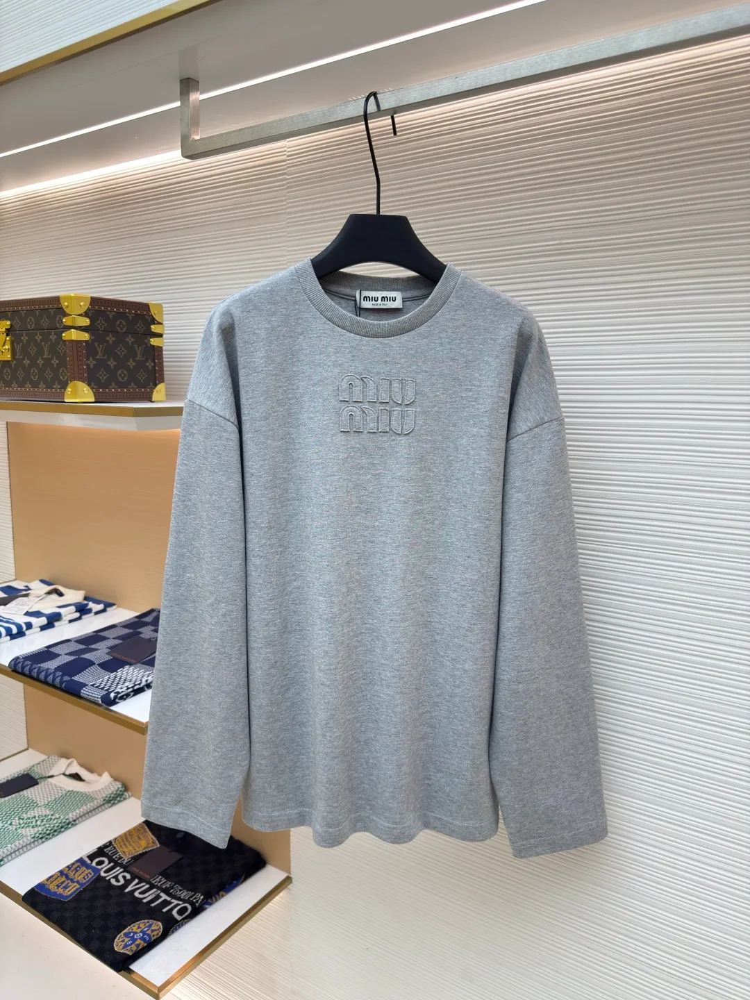 MIU MIU embroidered burnt logo long sleeves ●Authentic product: Purchased and developed by 4909 ●Item number: 1680467-A10 ●Fabric: pure cotton fabric ●Technology: laser cutting and production ●Version: loose fit ●Weight: about 480 grams ●Size: S-M-L-XL ●Description: Made of 320 grams of trendy brand double-sided, expanded with 2*2 double yarn threads, the MiuMiu cloth label is laser cut, and the manual hand sticker is laser positioned. Embroidery is done after computer positioning. Expressing a maverick attitude, this relaxed cotton T-shirt features the signature tonal Miu Miu logo. Oversize lines convey a leisurely and comfortable femininity. The overall wiring is straight and delicate, the fabric is comfortable and soft, and the color is consistent without color difference. It can be matched with the same style to create a fashionable look and control various occasions. Customized accessories, complete with three standards, same style for men and women!