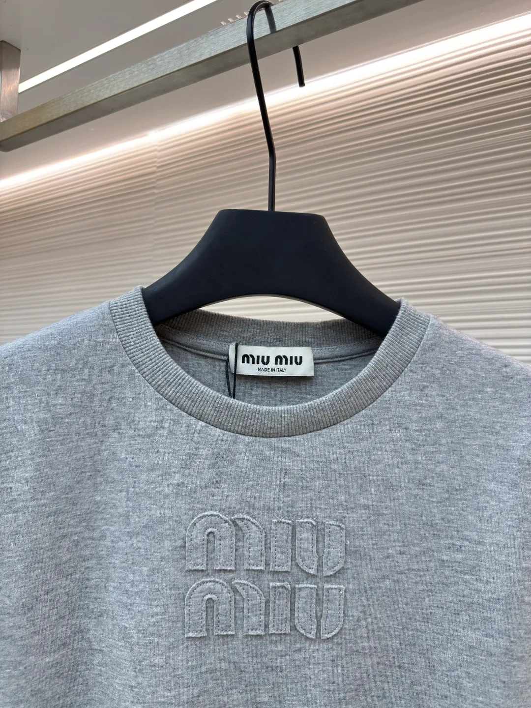 MIU MIU embroidered burnt logo long sleeves ●Authentic product: Purchased and developed by 4909 ●Item number: 1680467-A10 ●Fabric: pure cotton fabric ●Technology: laser cutting and production ●Version: loose fit ●Weight: about 480 grams ●Size: S-M-L-XL ●Description: Made of 320 grams of trendy brand double-sided, expanded with 2*2 double yarn threads, the MiuMiu cloth label is laser cut, and the manual hand sticker is laser positioned. Embroidery is done after computer positioning. Expressing a maverick attitude, this relaxed cotton T-shirt features the signature tonal Miu Miu logo. Oversize lines convey a leisurely and comfortable femininity. The overall wiring is straight and delicate, the fabric is comfortable and soft, and the color is consistent without color difference. It can be matched with the same style to create a fashionable look and control various occasions. Customized accessories, complete with three standards, same style for men and women!