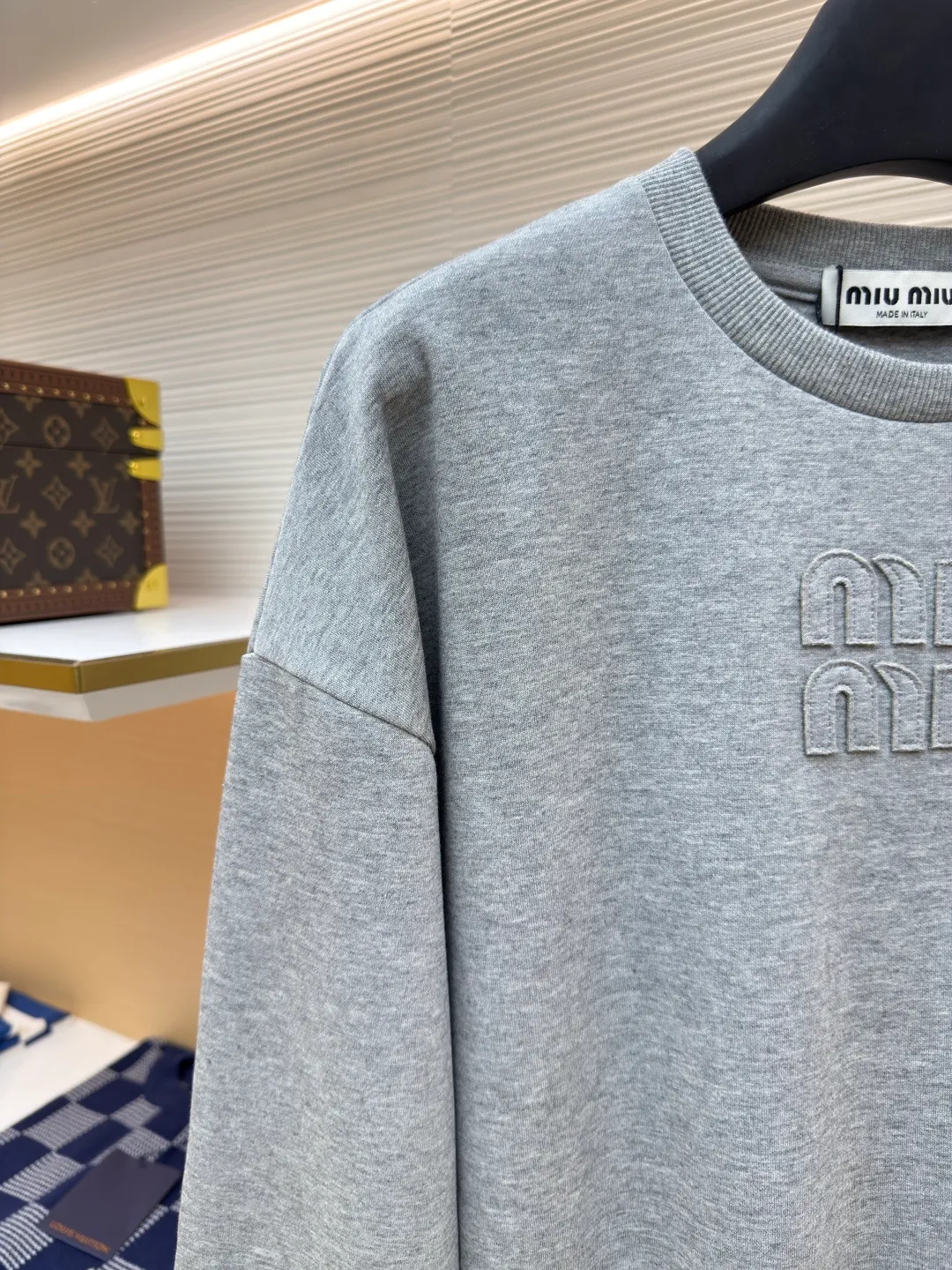 MIU MIU embroidered burnt logo long sleeves ●Authentic product: Purchased and developed by 4909 ●Item number: 1680467-A10 ●Fabric: pure cotton fabric ●Technology: laser cutting and production ●Version: loose fit ●Weight: about 480 grams ●Size: S-M-L-XL ●Description: Made of 320 grams of trendy brand double-sided, expanded with 2*2 double yarn threads, the MiuMiu cloth label is laser cut, and the manual hand sticker is laser positioned. Embroidery is done after computer positioning. Expressing a maverick attitude, this relaxed cotton T-shirt features the signature tonal Miu Miu logo. Oversize lines convey a leisurely and comfortable femininity. The overall wiring is straight and delicate, the fabric is comfortable and soft, and the color is consistent without color difference. It can be matched with the same style to create a fashionable look and control various occasions. Customized accessories, complete with three standards, same style for men and women!