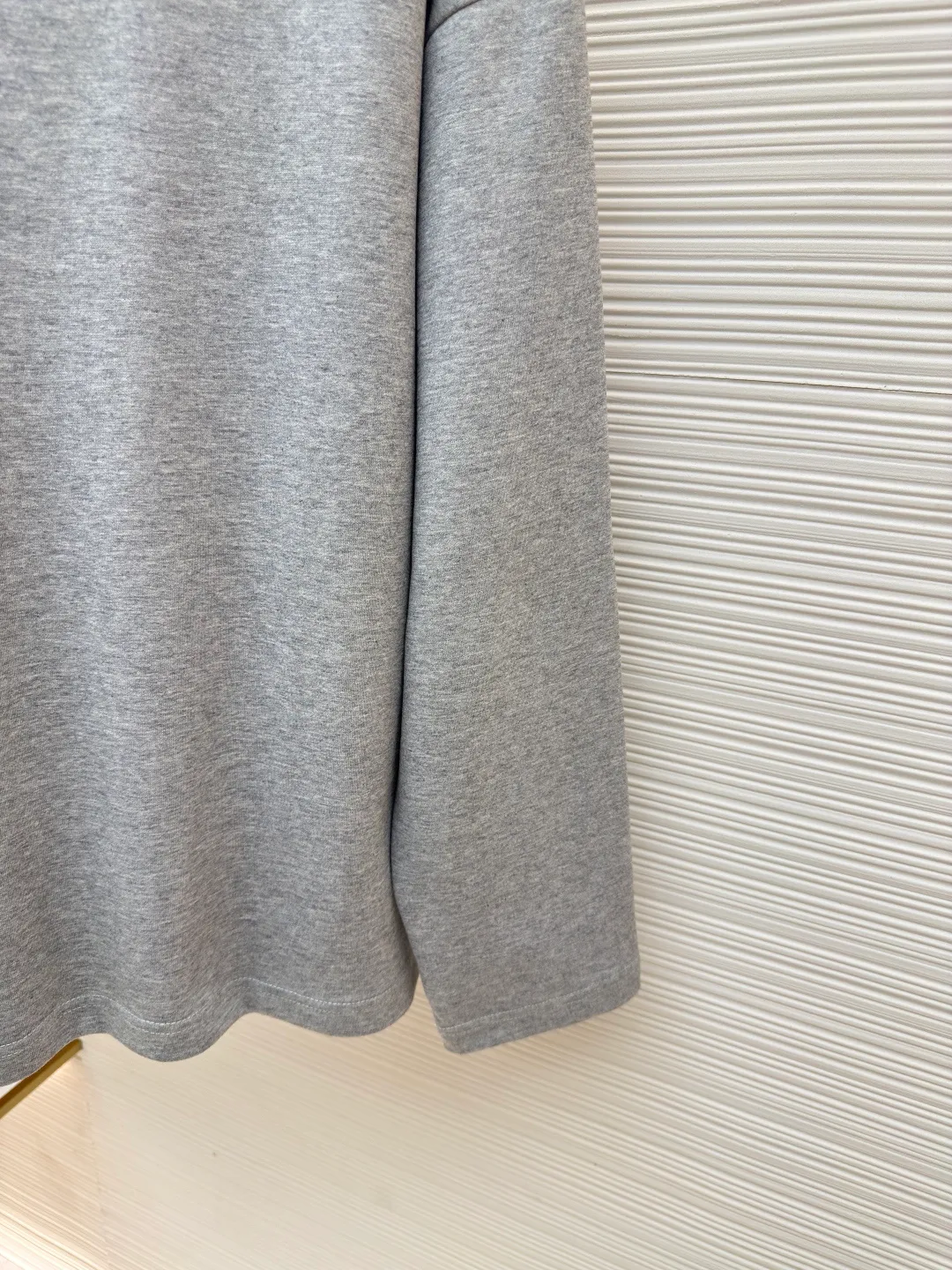 MIU MIU embroidered burnt logo long sleeves ●Authentic product: Purchased and developed by 4909 ●Item number: 1680467-A10 ●Fabric: pure cotton fabric ●Technology: laser cutting and production ●Version: loose fit ●Weight: about 480 grams ●Size: S-M-L-XL ●Description: Made of 320 grams of trendy brand double-sided, expanded with 2*2 double yarn threads, the MiuMiu cloth label is laser cut, and the manual hand sticker is laser positioned. Embroidery is done after computer positioning. Expressing a maverick attitude, this relaxed cotton T-shirt features the signature tonal Miu Miu logo. Oversize lines convey a leisurely and comfortable femininity. The overall wiring is straight and delicate, the fabric is comfortable and soft, and the color is consistent without color difference. It can be matched with the same style to create a fashionable look and control various occasions. Customized accessories, complete with three standards, same style for men and women!
