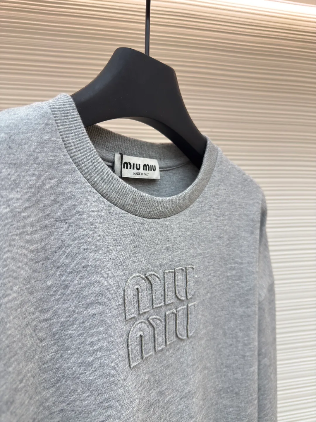 MIU MIU embroidered burnt logo long sleeves ●Authentic product: Purchased and developed by 4909 ●Item number: 1680467-A10 ●Fabric: pure cotton fabric ●Technology: laser cutting and production ●Version: loose fit ●Weight: about 480 grams ●Size: S-M-L-XL ●Description: Made of 320 grams of trendy brand double-sided, expanded with 2*2 double yarn threads, the MiuMiu cloth label is laser cut, and the manual hand sticker is laser positioned. Embroidery is done after computer positioning. Expressing a maverick attitude, this relaxed cotton T-shirt features the signature tonal Miu Miu logo. Oversize lines convey a leisurely and comfortable femininity. The overall wiring is straight and delicate, the fabric is comfortable and soft, and the color is consistent without color difference. It can be matched with the same style to create a fashionable look and control various occasions. Customized accessories, complete with three standards, same style for men and women!