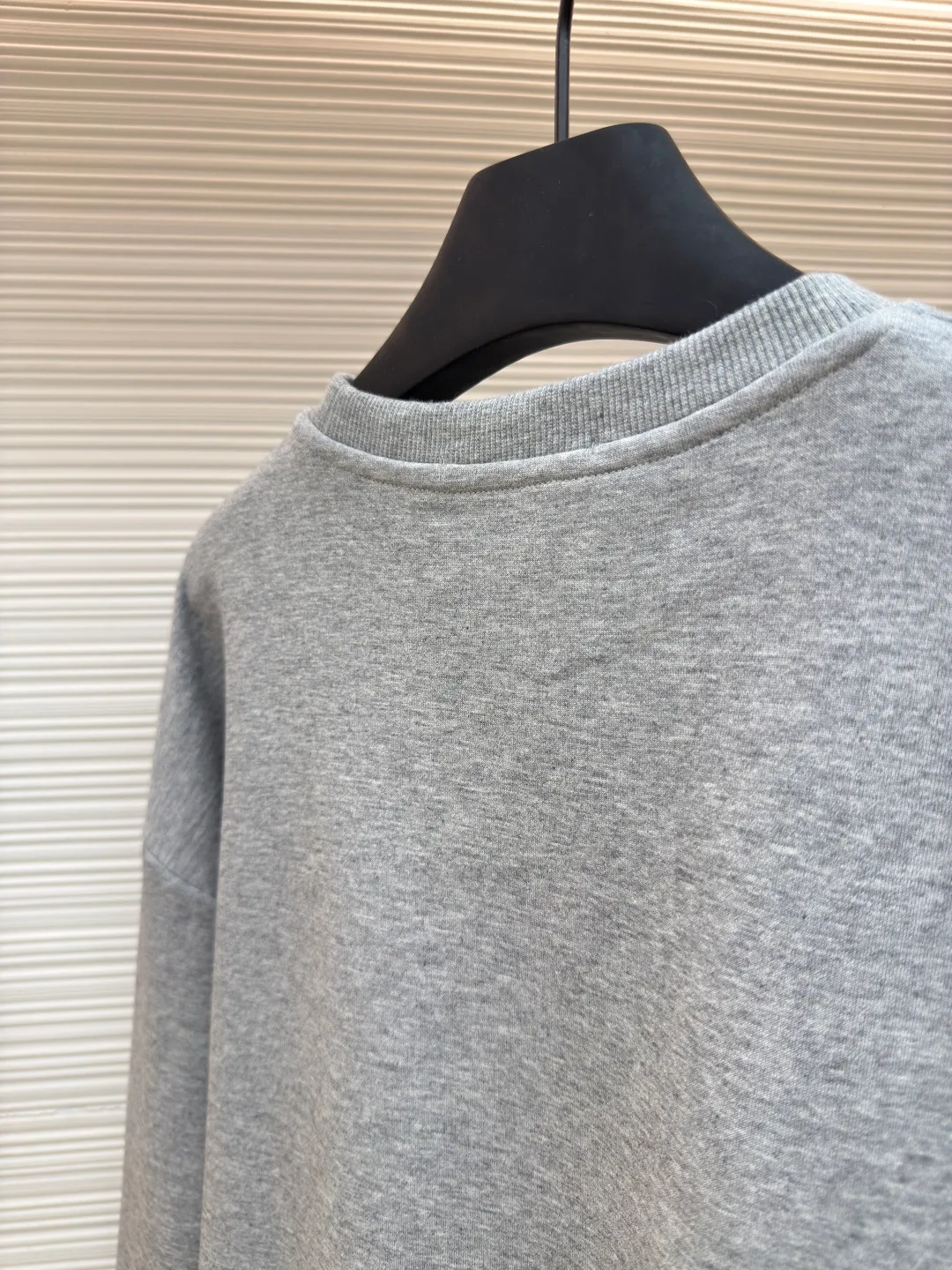 MIU MIU embroidered burnt logo long sleeves ●Authentic product: Purchased and developed by 4909 ●Item number: 1680467-A10 ●Fabric: pure cotton fabric ●Technology: laser cutting and production ●Version: loose fit ●Weight: about 480 grams ●Size: S-M-L-XL ●Description: Made of 320 grams of trendy brand double-sided, expanded with 2*2 double yarn threads, the MiuMiu cloth label is laser cut, and the manual hand sticker is laser positioned. Embroidery is done after computer positioning. Expressing a maverick attitude, this relaxed cotton T-shirt features the signature tonal Miu Miu logo. Oversize lines convey a leisurely and comfortable femininity. The overall wiring is straight and delicate, the fabric is comfortable and soft, and the color is consistent without color difference. It can be matched with the same style to create a fashionable look and control various occasions. Customized accessories, complete with three standards, same style for men and women!