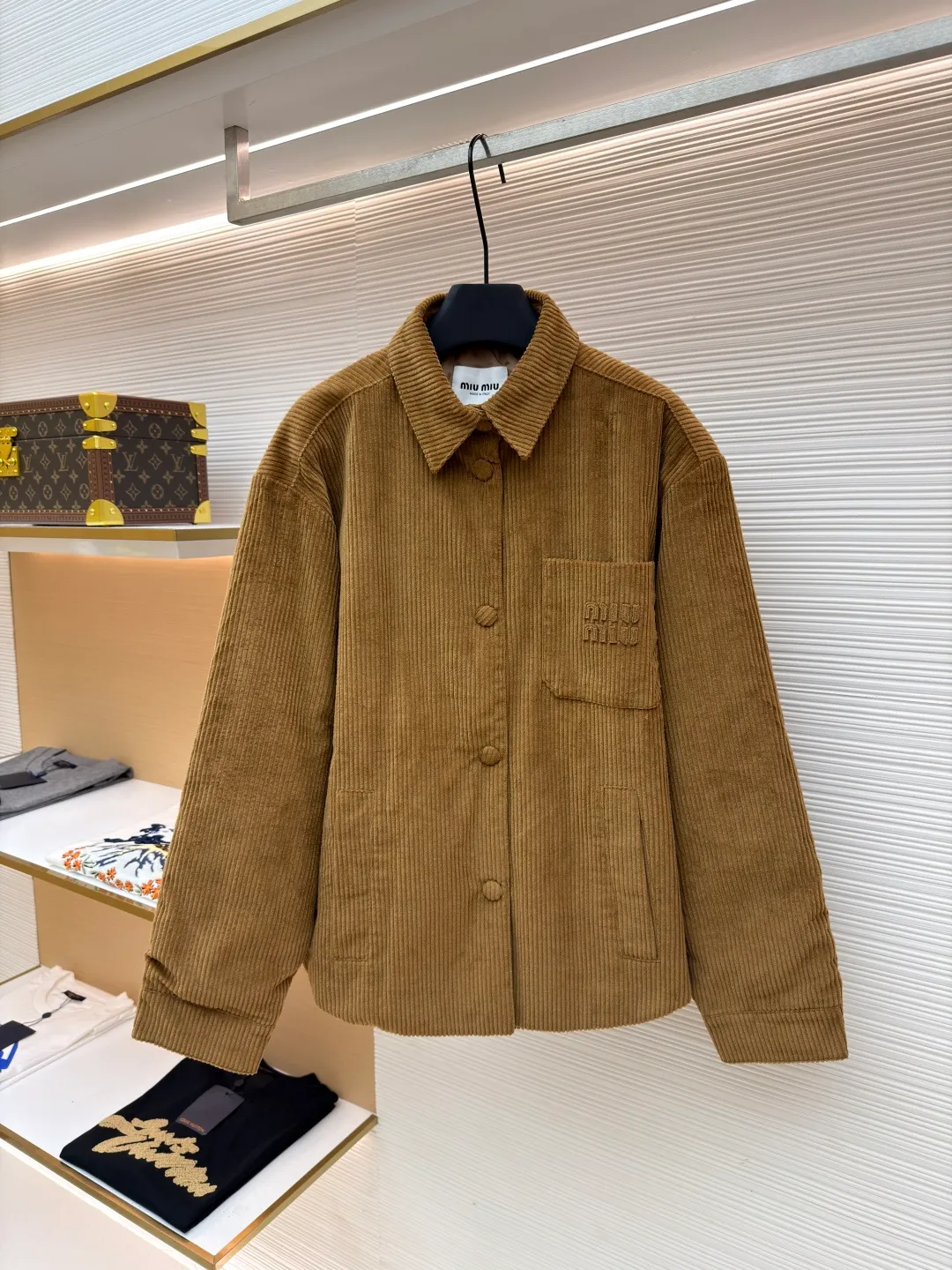 MIU MIU corduroy texture down cotton jacket ●Original version: 25400 purchased and developed ●Item number: 1681328-B50 ●Fabric: corduroy fabric ●Technology: embroidery production ●Color: brown ●Version: fitted version ●Weight: about 720 grams ●Size: 38-40-42 ●Description: Made of high-quality corduroy fabric, the velvet strips are full and regularly arranged. Through a special weaving process, the fabric has a soft touch and good warmth retention, while showing a retro and high-end texture. The "MiuMiu" brand logo on the chest pocket uses three-dimensional embroidery technology. The embroidery stitches are fine and even, the pattern outline is clear, and it is perfectly integrated with the corduroy fabric, which not only highlights the brand identity, but also improves the overall craftsmanship sophistication. It adopts a loose silhouette and is in line with the current fashion trend. It is comfortable and tolerant to wear. The flat stitching process is used during sewing, the stitching is straight, the stitch length is even, and the splicing of the garment pieces is smooth and snug, reflecting the exquisite level of garment making. The overall wiring is straight and delicate, the fabric is comfortable and soft, and the color is consistent without color difference. It can be matched with the same style to create a fashionable look and control various occasions. Customized accessories, complete with three standards, same style for men and women!