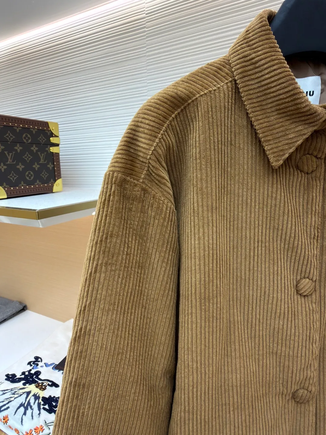 MIU MIU corduroy texture down cotton jacket ●Original version: 25400 purchased and developed ●Item number: 1681328-B50 ●Fabric: corduroy fabric ●Technology: embroidery production ●Color: brown ●Version: fitted version ●Weight: about 720 grams ●Size: 38-40-42 ●Description: Made of high-quality corduroy fabric, the velvet strips are full and regularly arranged. Through a special weaving process, the fabric has a soft touch and good warmth retention, while showing a retro and high-end texture. The "MiuMiu" brand logo on the chest pocket uses three-dimensional embroidery technology. The embroidery stitches are fine and even, the pattern outline is clear, and it is perfectly integrated with the corduroy fabric, which not only highlights the brand identity, but also improves the overall craftsmanship sophistication. It adopts a loose silhouette and is in line with the current fashion trend. It is comfortable and tolerant to wear. The flat stitching process is used during sewing, the stitching is straight, the stitch length is even, and the splicing of the garment pieces is smooth and snug, reflecting the exquisite level of garment making. The overall wiring is straight and delicate, the fabric is comfortable and soft, and the color is consistent without color difference. It can be matched with the same style to create a fashionable look and control various occasions. Customized accessories, complete with three standards, same style for men and women!