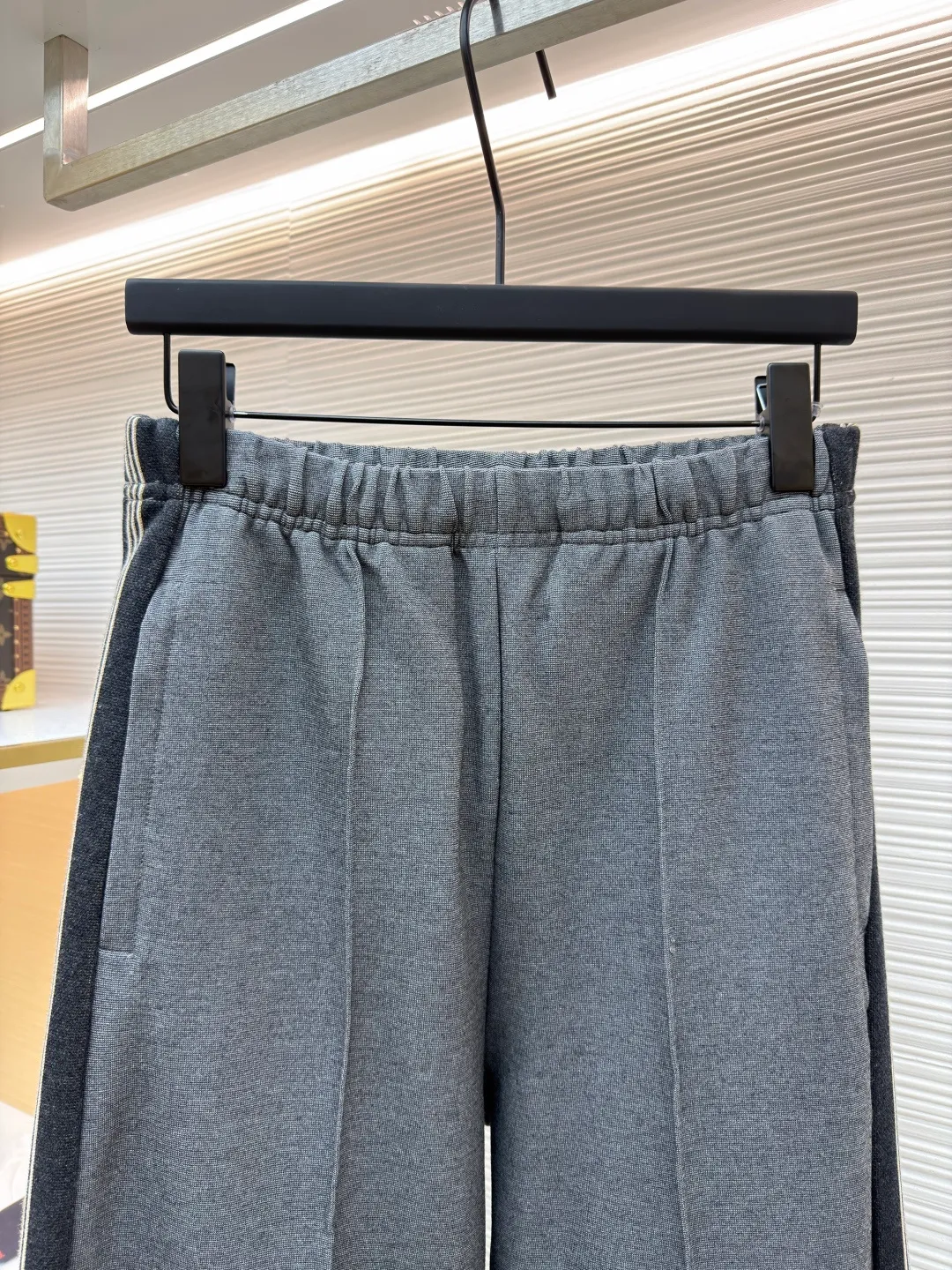 MIUMIU embroidered logo casual trousers ●Original version: Purchased and developed in 20300 ●Item number: 1682182-B25 ●Material: mercerized wool fabric ●Technology: laser burning production ●Color: gray ●Version: fitted version ●Weight: about 830 grams ●Size: S-M-L-XL ●Description: Customized mercerized wool, delicate as silk, moist to the touch, with a touch of cocoa brown as the soul It is low-key but exudes endless charm. Every detail of the straight classic silhouette is outlined with simple and smooth lines. The iconic Miu Miu embroidered logo is embellished on the back waist. It is low-key and powerful. Striped elements are added to the side to play the melody of fashion and create a modern and nostalgic fashion style. Suit attendance has become the focus of fashion pioneers. Laser burning process is an advanced process that uses laser technology for logo engraving. It projects the laser onto the surface of the material and rapidly heats the material locally to melt to form the Miu Miu logo. It can precisely control the position and shape, using imported machine embroidery technology. It uses advanced computer control systems and precision mechanical components to realize the Miu Miu logo embroidery operation with high precision. The lines are smooth and delicate, and the fabrics have been sand washed. It has a better hand feel and texture. It is not easy to deform, not easy to shrink, not easy to fade, and maintains long-term beauty. The overall wiring is straight and delicate, the fabric is comfortable and soft, and the color is consistent without color difference. It can be matched with the same style to create a fashionable look and control various occasions. Customized accessories, complete with three standards, same style for men and women!