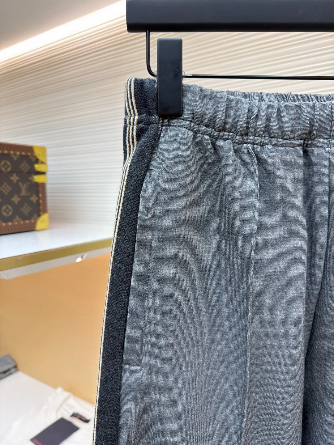 MIUMIU embroidered logo casual trousers ●Original version: Purchased and developed in 20300 ●Item number: 1682182-B25 ●Material: mercerized wool fabric ●Technology: laser burning production ●Color: gray ●Version: fitted version ●Weight: about 830 grams ●Size: S-M-L-XL ●Description: Customized mercerized wool, delicate as silk, moist to the touch, with a touch of cocoa brown as the soul It is low-key but exudes endless charm. Every detail of the straight classic silhouette is outlined with simple and smooth lines. The iconic Miu Miu embroidered logo is embellished on the back waist. It is low-key and powerful. Striped elements are added to the side to play the melody of fashion and create a modern and nostalgic fashion style. Suit attendance has become the focus of fashion pioneers. Laser burning process is an advanced process that uses laser technology for logo engraving. It projects the laser onto the surface of the material and rapidly heats the material locally to melt to form the Miu Miu logo. It can precisely control the position and shape, using imported machine embroidery technology. It uses advanced computer control systems and precision mechanical components to realize the Miu Miu logo embroidery operation with high precision. The lines are smooth and delicate, and the fabrics have been sand washed. It has a better hand feel and texture. It is not easy to deform, not easy to shrink, not easy to fade, and maintains long-term beauty. The overall wiring is straight and delicate, the fabric is comfortable and soft, and the color is consistent without color difference. It can be matched with the same style to create a fashionable look and control various occasions. Customized accessories, complete with three standards, same style for men and women!