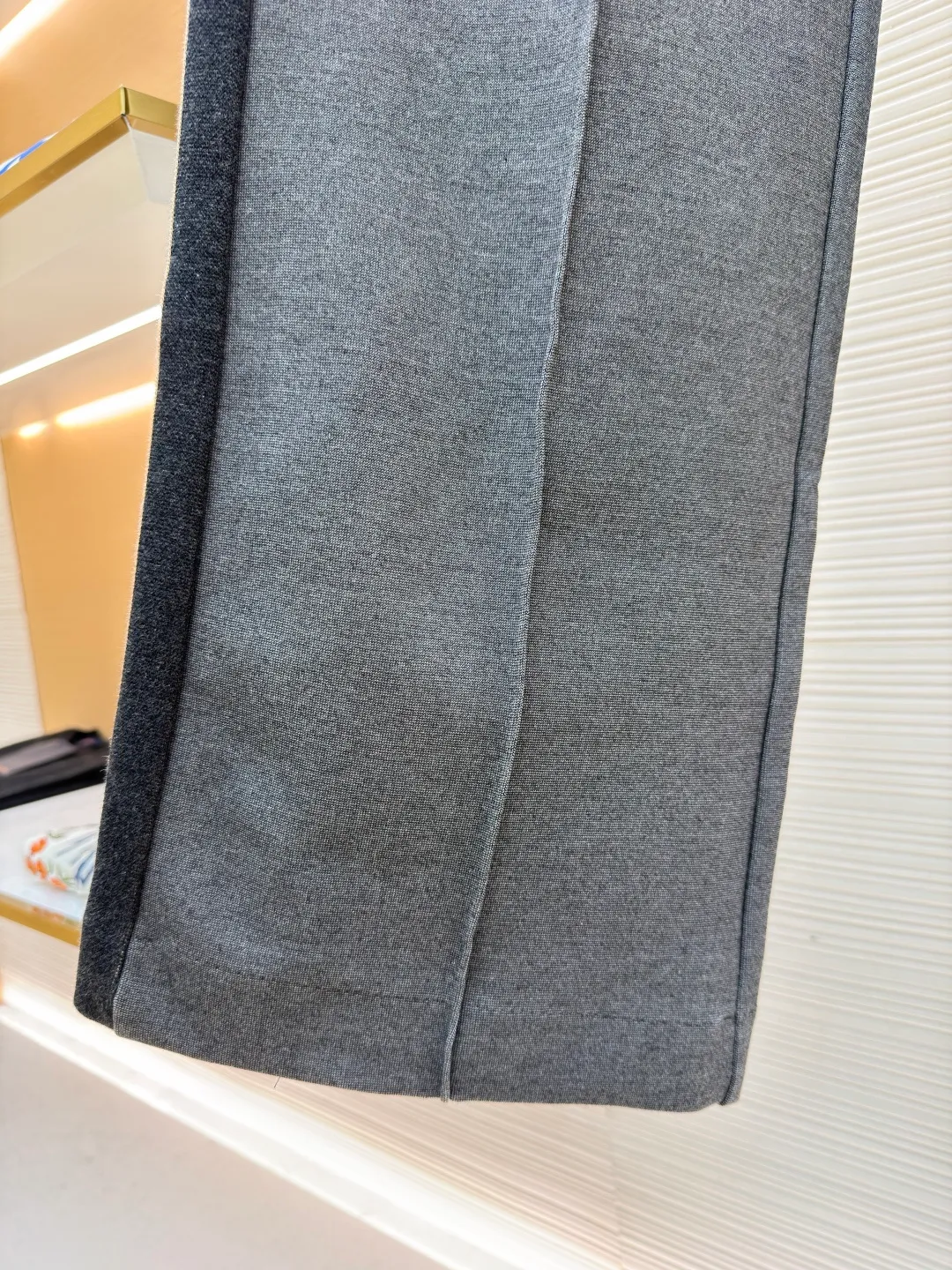 MIUMIU embroidered logo casual trousers ●Original version: Purchased and developed in 20300 ●Item number: 1682182-B25 ●Material: mercerized wool fabric ●Technology: laser burning production ●Color: gray ●Version: fitted version ●Weight: about 830 grams ●Size: S-M-L-XL ●Description: Customized mercerized wool, delicate as silk, moist to the touch, with a touch of cocoa brown as the soul It is low-key but exudes endless charm. Every detail of the straight classic silhouette is outlined with simple and smooth lines. The iconic Miu Miu embroidered logo is embellished on the back waist. It is low-key and powerful. Striped elements are added to the side to play the melody of fashion and create a modern and nostalgic fashion style. Suit attendance has become the focus of fashion pioneers. Laser burning process is an advanced process that uses laser technology for logo engraving. It projects the laser onto the surface of the material and rapidly heats the material locally to melt to form the Miu Miu logo. It can precisely control the position and shape, using imported machine embroidery technology. It uses advanced computer control systems and precision mechanical components to realize the Miu Miu logo embroidery operation with high precision. The lines are smooth and delicate, and the fabrics have been sand washed. It has a better hand feel and texture. It is not easy to deform, not easy to shrink, not easy to fade, and maintains long-term beauty. The overall wiring is straight and delicate, the fabric is comfortable and soft, and the color is consistent without color difference. It can be matched with the same style to create a fashionable look and control various occasions. Customized accessories, complete with three standards, same style for men and women!