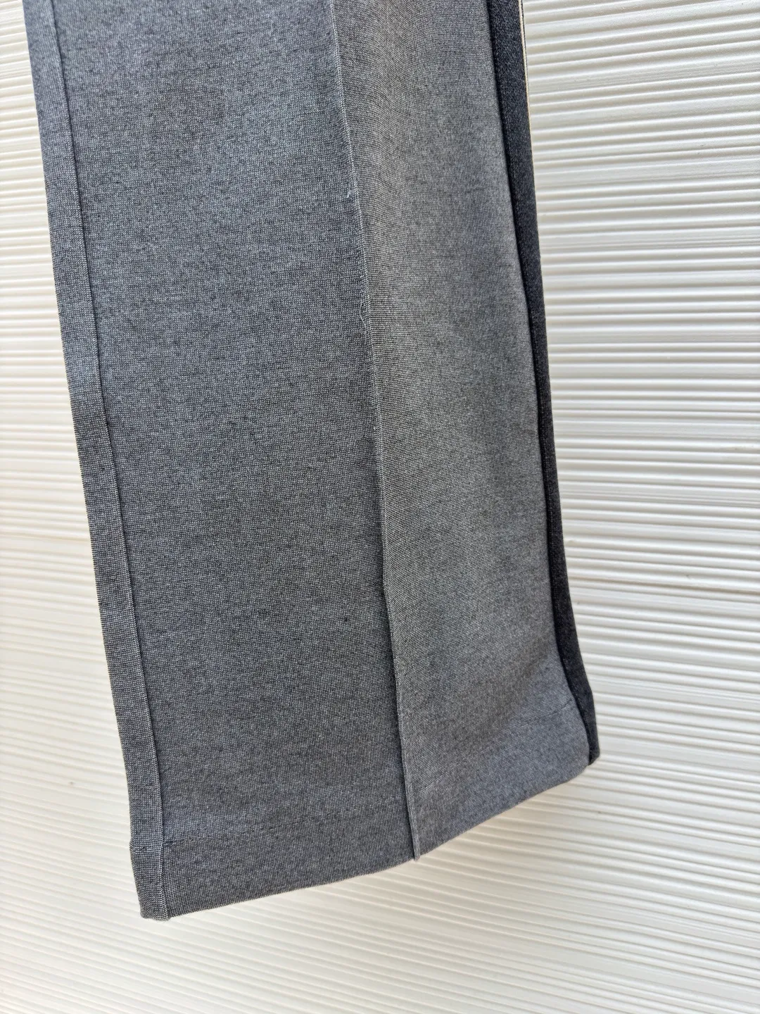 MIUMIU embroidered logo casual trousers ●Original version: Purchased and developed in 20300 ●Item number: 1682182-B25 ●Material: mercerized wool fabric ●Technology: laser burning production ●Color: gray ●Version: fitted version ●Weight: about 830 grams ●Size: S-M-L-XL ●Description: Customized mercerized wool, delicate as silk, moist to the touch, with a touch of cocoa brown as the soul It is low-key but exudes endless charm. Every detail of the straight classic silhouette is outlined with simple and smooth lines. The iconic Miu Miu embroidered logo is embellished on the back waist. It is low-key and powerful. Striped elements are added to the side to play the melody of fashion and create a modern and nostalgic fashion style. Suit attendance has become the focus of fashion pioneers. Laser burning process is an advanced process that uses laser technology for logo engraving. It projects the laser onto the surface of the material and rapidly heats the material locally to melt to form the Miu Miu logo. It can precisely control the position and shape, using imported machine embroidery technology. It uses advanced computer control systems and precision mechanical components to realize the Miu Miu logo embroidery operation with high precision. The lines are smooth and delicate, and the fabrics have been sand washed. It has a better hand feel and texture. It is not easy to deform, not easy to shrink, not easy to fade, and maintains long-term beauty. The overall wiring is straight and delicate, the fabric is comfortable and soft, and the color is consistent without color difference. It can be matched with the same style to create a fashionable look and control various occasions. Customized accessories, complete with three standards, same style for men and women!