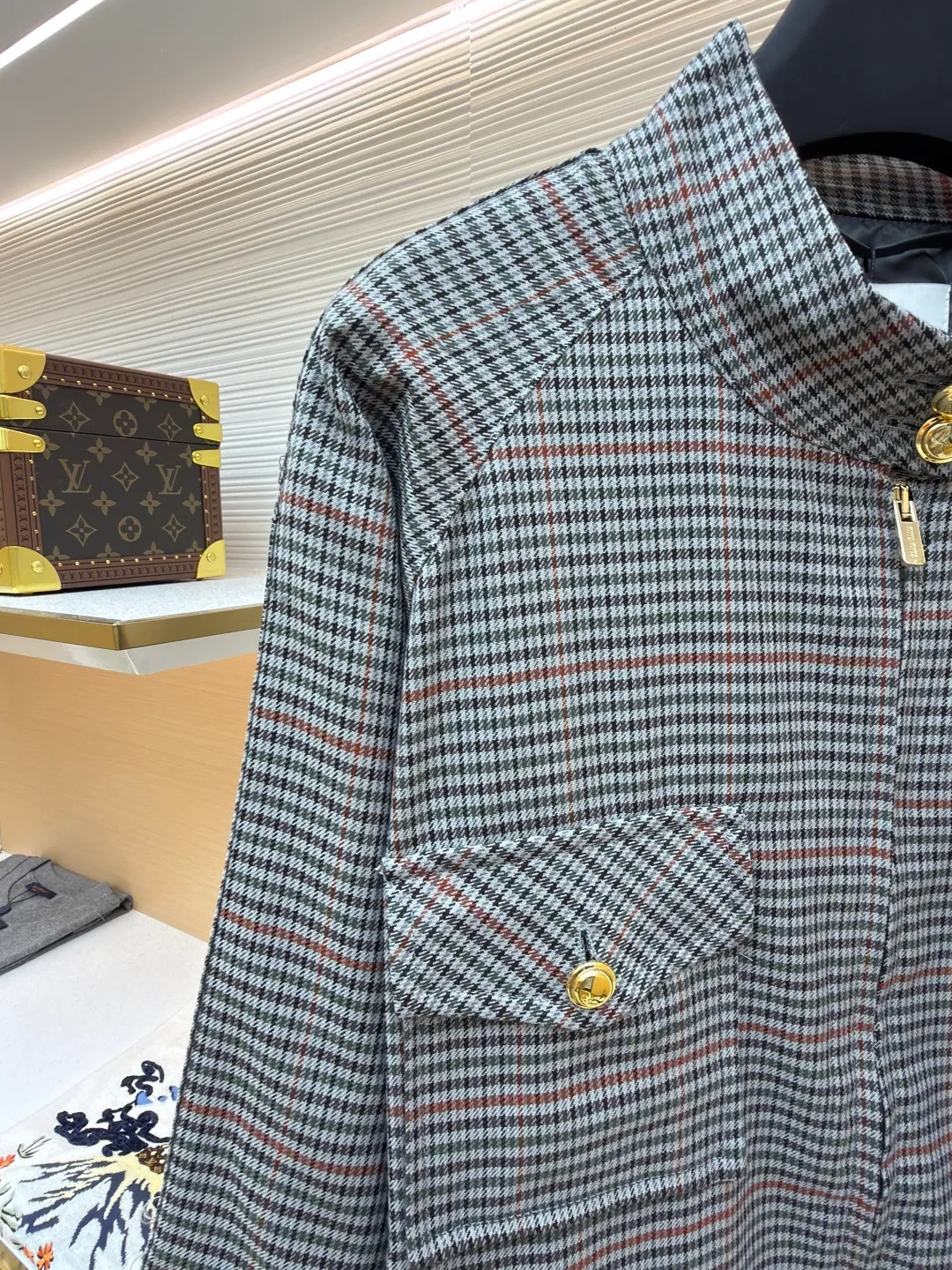 MIUMIU Embroidered Striped Plaid Jacket ●Original version: Purchased and developed in 19999 ●Item number: 1681908-B45 ●Material: pure cotton wool fabric ●Technology: embroidery production ●Color: gray ●Version: fitted version ●Weight: about 640 grams ●Size: 36-38-40-45 ●Description: Made of 50 counts of 4-strand pure cotton wool, customized 1:1 plaid striped fabric. After the fabric is dyed in multiple colors, it is wound and woven using a 4-strand process. The inner lining is made of high-density twill silk cotton lining cloth, custom-woven in 100 count. Embroidery, with the brand MIU MIU brand logo embroidery icon on the chest. This process uses laser burning, and then manually positions and fits one by one. The computer identifies the positioning and the embroidery is firmly solidified on the clothes. The zipper is electroplated gold and the slider is No. 5 double slider. The teeth are made of electroplated golden European style teeth. The buttons are electroplated and hand-sewn, and the original size is customized to 1:1. The overall wiring is straight and delicate, the fabric is comfortable and soft, and the color is consistent without color difference. It can be matched with the same style to create a fashionable look and control various occasions. Customized accessories, complete with three standards, same style for men and women!