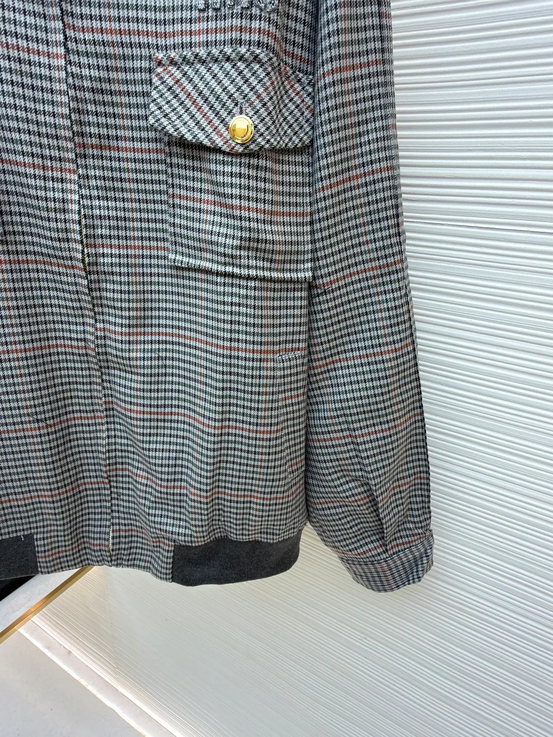 MIUMIU Embroidered Striped Plaid Jacket ●Original version: Purchased and developed in 19999 ●Item number: 1681908-B45 ●Material: pure cotton wool fabric ●Technology: embroidery production ●Color: gray ●Version: fitted version ●Weight: about 640 grams ●Size: 36-38-40-45 ●Description: Made of 50 counts of 4-strand pure cotton wool, customized 1:1 plaid striped fabric. After the fabric is dyed in multiple colors, it is wound and woven using a 4-strand process. The inner lining is made of high-density twill silk cotton lining cloth, custom-woven in 100 count. Embroidery, with the brand MIU MIU brand logo embroidery icon on the chest. This process uses laser burning, and then manually positions and fits one by one. The computer identifies the positioning and the embroidery is firmly solidified on the clothes. The zipper is electroplated gold and the slider is No. 5 double slider. The teeth are made of electroplated golden European style teeth. The buttons are electroplated and hand-sewn, and the original size is customized to 1:1. The overall wiring is straight and delicate, the fabric is comfortable and soft, and the color is consistent without color difference. It can be matched with the same style to create a fashionable look and control various occasions. Customized accessories, complete with three standards, same style for men and women!