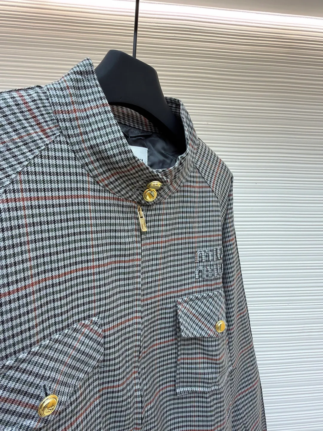 MIUMIU Embroidered Striped Plaid Jacket ●Original version: Purchased and developed in 19999 ●Item number: 1681908-B45 ●Material: pure cotton wool fabric ●Technology: embroidery production ●Color: gray ●Version: fitted version ●Weight: about 640 grams ●Size: 36-38-40-45 ●Description: Made of 50 counts of 4-strand pure cotton wool, customized 1:1 plaid striped fabric. After the fabric is dyed in multiple colors, it is wound and woven using a 4-strand process. The inner lining is made of high-density twill silk cotton lining cloth, custom-woven in 100 count. Embroidery, with the brand MIU MIU brand logo embroidery icon on the chest. This process uses laser burning, and then manually positions and fits one by one. The computer identifies the positioning and the embroidery is firmly solidified on the clothes. The zipper is electroplated gold and the slider is No. 5 double slider. The teeth are made of electroplated golden European style teeth. The buttons are electroplated and hand-sewn, and the original size is customized to 1:1. The overall wiring is straight and delicate, the fabric is comfortable and soft, and the color is consistent without color difference. It can be matched with the same style to create a fashionable look and control various occasions. Customized accessories, complete with three standards, same style for men and women!