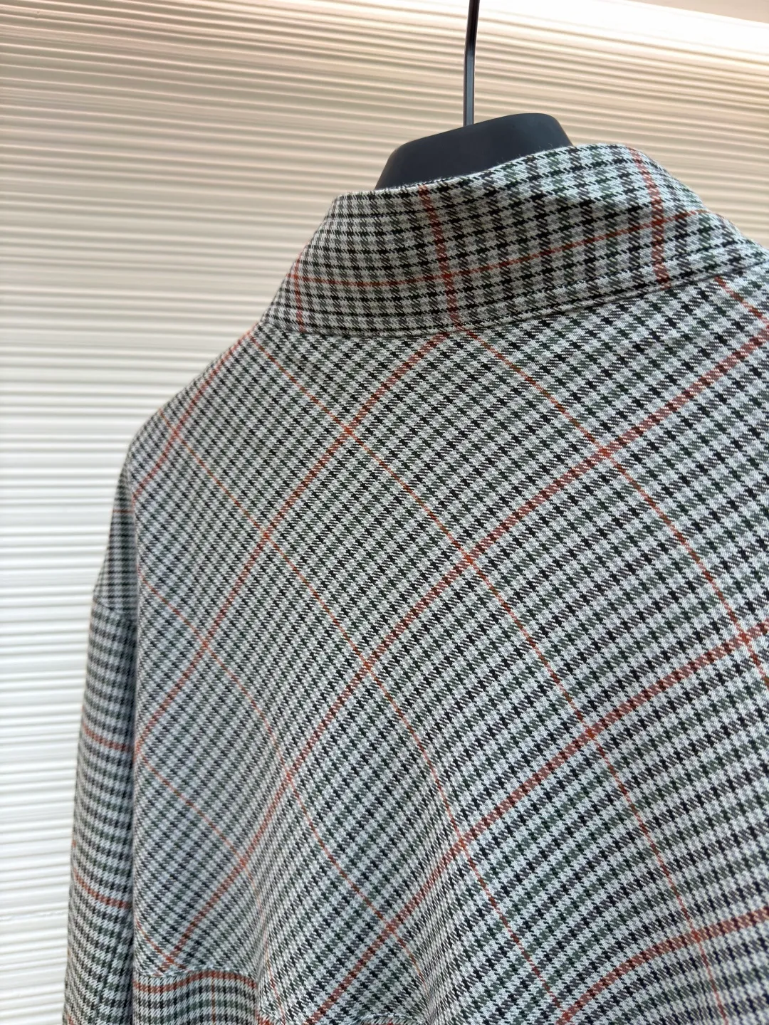MIUMIU Embroidered Striped Plaid Jacket ●Original version: Purchased and developed in 19999 ●Item number: 1681908-B45 ●Material: pure cotton wool fabric ●Technology: embroidery production ●Color: gray ●Version: fitted version ●Weight: about 640 grams ●Size: 36-38-40-45 ●Description: Made of 50 counts of 4-strand pure cotton wool, customized 1:1 plaid striped fabric. After the fabric is dyed in multiple colors, it is wound and woven using a 4-strand process. The inner lining is made of high-density twill silk cotton lining cloth, custom-woven in 100 count. Embroidery, with the brand MIU MIU brand logo embroidery icon on the chest. This process uses laser burning, and then manually positions and fits one by one. The computer identifies the positioning and the embroidery is firmly solidified on the clothes. The zipper is electroplated gold and the slider is No. 5 double slider. The teeth are made of electroplated golden European style teeth. The buttons are electroplated and hand-sewn, and the original size is customized to 1:1. The overall wiring is straight and delicate, the fabric is comfortable and soft, and the color is consistent without color difference. It can be matched with the same style to create a fashionable look and control various occasions. Customized accessories, complete with three standards, same style for men and women!