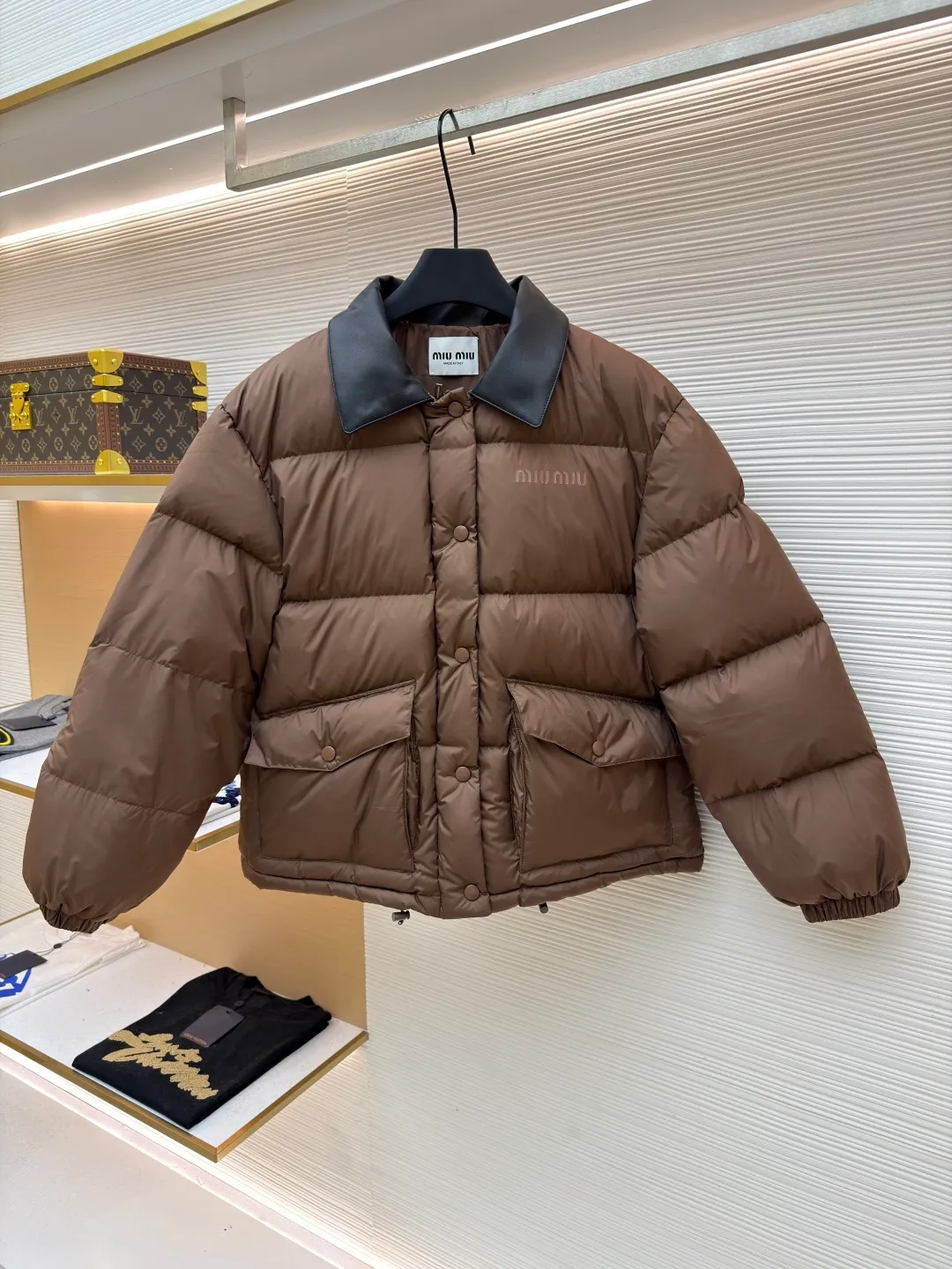 MIUMIU Printed Leather Collar Down Jacket [Women's Clothing] ●Original version: Purchased and developed at 22599 ●Item number: 1681731-D80 ●Fabric: white duck down fabric ●Technology: glue printing ●Color: brown ●Version: fitted version ●Weight: about 680 grams ●Size: 36-38-40 ●Description: Made of technical cocoon fabric, it is close to silk in terms of appearance and comfort. It cleverly combines the comfort and beauty of natural fibers with the strong and durable advantages of synthetic fibers, while avoiding their respective shortcomings. The collar is made of high-quality black leather, which forms a rich visual layering with the body. At the same time, it can maintain a perfect three-dimensional folding state, creating a clear sense of structure. It is more windproof and wear-resistant than cloth. It uses national standard 90 white duck down and has a filling capacity of 230 grams to ensure excellent warmth retention. The down has been strictly screened and processed and is not easy to drill, ensuring durability. The letter pattern is displayed on the breast bag piece through glue printing. The printer scrapes the print 10 times to ensure the printing thickness, forming a micro-three-dimensional convex structure. The scraper pressure is even and the firmness is improved. After being cured at high temperature, the pigment is combined with the fabric fibers and is not easy to fall off due to friction. The overall wiring is straight and delicate, the fabric is comfortable and soft, and the color is consistent without color difference. It can be matched with the same style to create a fashionable look and control various occasions. Customized accessories, complete with three standards, same style for men and women!