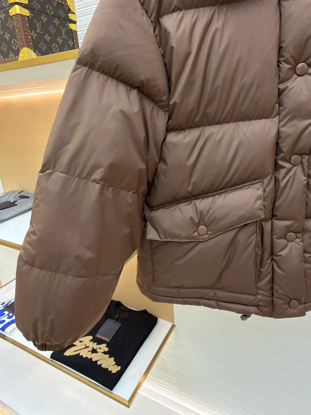MIUMIU Printed Leather Collar Down Jacket [Women's Clothing] ●Original version: Purchased and developed at 22599 ●Item number: 1681731-D80 ●Fabric: white duck down fabric ●Technology: glue printing ●Color: brown ●Version: fitted version ●Weight: about 680 grams ●Size: 36-38-40 ●Description: Made of technical cocoon fabric, it is close to silk in terms of appearance and comfort. It cleverly combines the comfort and beauty of natural fibers with the strong and durable advantages of synthetic fibers, while avoiding their respective shortcomings. The collar is made of high-quality black leather, which forms a rich visual layering with the body. At the same time, it can maintain a perfect three-dimensional folding state, creating a clear sense of structure. It is more windproof and wear-resistant than cloth. It uses national standard 90 white duck down and has a filling capacity of 230 grams to ensure excellent warmth retention. The down has been strictly screened and processed and is not easy to drill, ensuring durability. The letter pattern is displayed on the breast bag piece through glue printing. The printer scrapes the print 10 times to ensure the printing thickness, forming a micro-three-dimensional convex structure. The scraper pressure is even and the firmness is improved. After being cured at high temperature, the pigment is combined with the fabric fibers and is not easy to fall off due to friction. The overall wiring is straight and delicate, the fabric is comfortable and soft, and the color is consistent without color difference. It can be matched with the same style to create a fashionable look and control various occasions. Customized accessories, complete with three standards, same style for men and women!