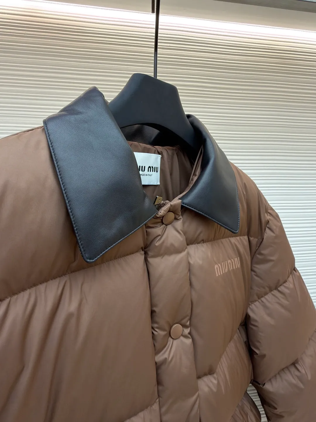 MIUMIU Printed Leather Collar Down Jacket [Women's Clothing] ●Original version: Purchased and developed at 22599 ●Item number: 1681731-D80 ●Fabric: white duck down fabric ●Technology: glue printing ●Color: brown ●Version: fitted version ●Weight: about 680 grams ●Size: 36-38-40 ●Description: Made of technical cocoon fabric, it is close to silk in terms of appearance and comfort. It cleverly combines the comfort and beauty of natural fibers with the strong and durable advantages of synthetic fibers, while avoiding their respective shortcomings. The collar is made of high-quality black leather, which forms a rich visual layering with the body. At the same time, it can maintain a perfect three-dimensional folding state, creating a clear sense of structure. It is more windproof and wear-resistant than cloth. It uses national standard 90 white duck down and has a filling capacity of 230 grams to ensure excellent warmth retention. The down has been strictly screened and processed and is not easy to drill, ensuring durability. The letter pattern is displayed on the breast bag piece through glue printing. The printer scrapes the print 10 times to ensure the printing thickness, forming a micro-three-dimensional convex structure. The scraper pressure is even and the firmness is improved. After being cured at high temperature, the pigment is combined with the fabric fibers and is not easy to fall off due to friction. The overall wiring is straight and delicate, the fabric is comfortable and soft, and the color is consistent without color difference. It can be matched with the same style to create a fashionable look and control various occasions. Customized accessories, complete with three standards, same style for men and women!