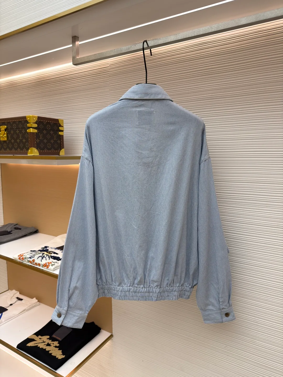 MIUMIU vertical striped jacket ●Original version: Purchased and developed at 16999 ●Item number: 1681202-A85 ●Fabric: washed cotton fabric ●Technology: Enzyme washed and faded production ●Color: blue ●Version: Fitted version ●Weight: about 440 grams ●Size: 36-38-40-42 ●Description: Yarn-dyed washed cotton The stripes woven from the yarn are restored to the same texture as YB after enzyme washing and fading. The chest embroidered with imported machine-operated letters is dense and does not fall off the line. The workmanship on the inside is exquisite. It is worth mentioning that the pockets are three-dimensional patch pockets that are spliced and filled to create a three-dimensional effect. The pockets are accurately positioned. The shape has not been changed and can be worn by both men and women. The overall wiring is straight and delicate, the fabric is comfortable and soft, and the color is consistent without color difference. It can be matched with the same style to create a fashionable look and control various occasions. Customized accessories, complete with three standards, same style for men and women!