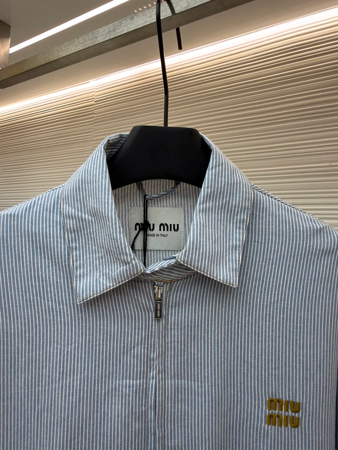 MIUMIU vertical striped jacket ●Original version: Purchased and developed at 16999 ●Item number: 1681202-A85 ●Fabric: washed cotton fabric ●Technology: Enzyme washed and faded production ●Color: blue ●Version: Fitted version ●Weight: about 440 grams ●Size: 36-38-40-42 ●Description: Yarn-dyed washed cotton The stripes woven from the yarn are restored to the same texture as YB after enzyme washing and fading. The chest embroidered with imported machine-operated letters is dense and does not fall off the line. The workmanship on the inside is exquisite. It is worth mentioning that the pockets are three-dimensional patch pockets that are spliced and filled to create a three-dimensional effect. The pockets are accurately positioned. The shape has not been changed and can be worn by both men and women. The overall wiring is straight and delicate, the fabric is comfortable and soft, and the color is consistent without color difference. It can be matched with the same style to create a fashionable look and control various occasions. Customized accessories, complete with three standards, same style for men and women!