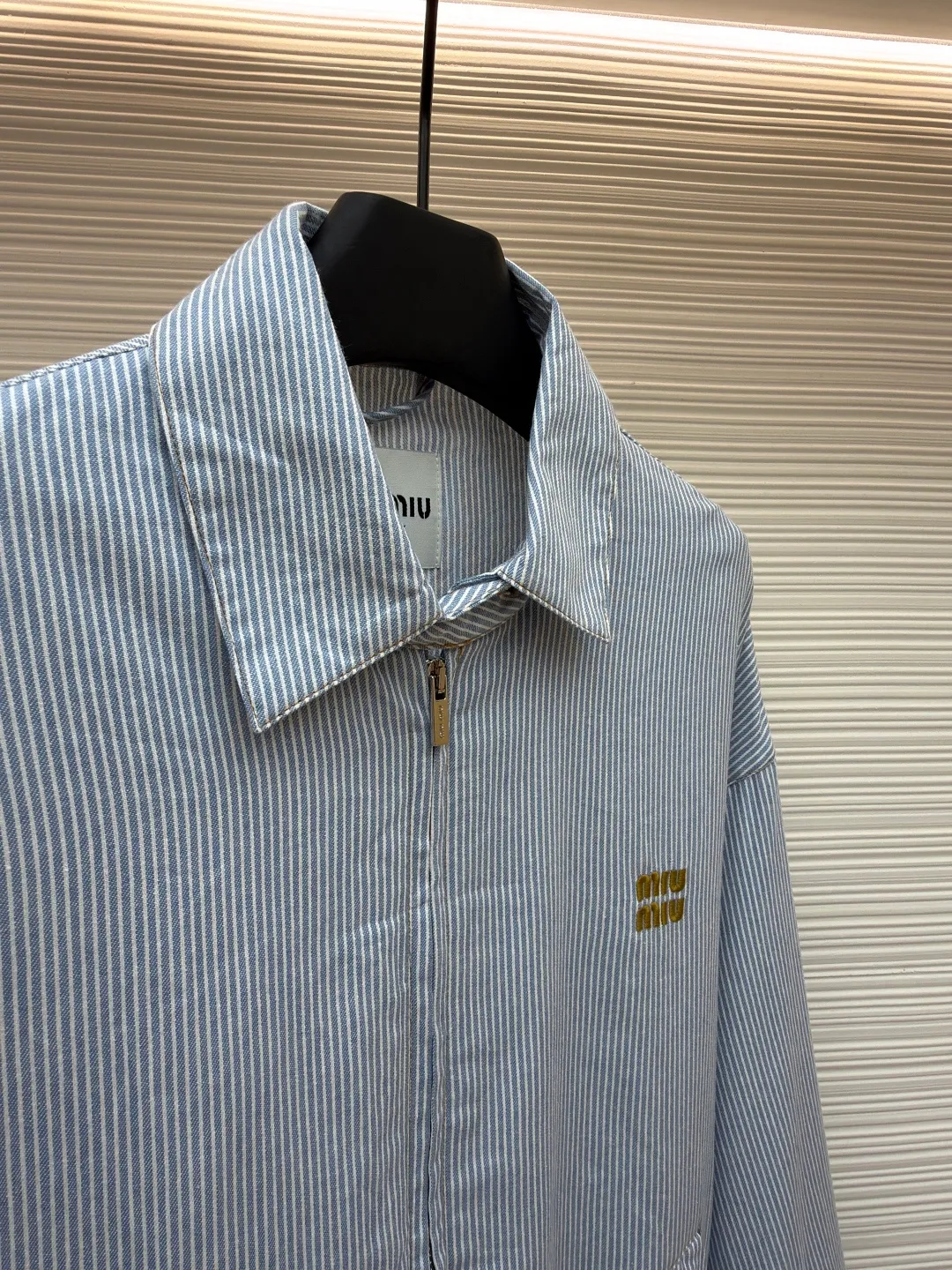MIUMIU vertical striped jacket ●Original version: Purchased and developed at 16999 ●Item number: 1681202-A85 ●Fabric: washed cotton fabric ●Technology: Enzyme washed and faded production ●Color: blue ●Version: Fitted version ●Weight: about 440 grams ●Size: 36-38-40-42 ●Description: Yarn-dyed washed cotton The stripes woven from the yarn are restored to the same texture as YB after enzyme washing and fading. The chest embroidered with imported machine-operated letters is dense and does not fall off the line. The workmanship on the inside is exquisite. It is worth mentioning that the pockets are three-dimensional patch pockets that are spliced and filled to create a three-dimensional effect. The pockets are accurately positioned. The shape has not been changed and can be worn by both men and women. The overall wiring is straight and delicate, the fabric is comfortable and soft, and the color is consistent without color difference. It can be matched with the same style to create a fashionable look and control various occasions. Customized accessories, complete with three standards, same style for men and women!