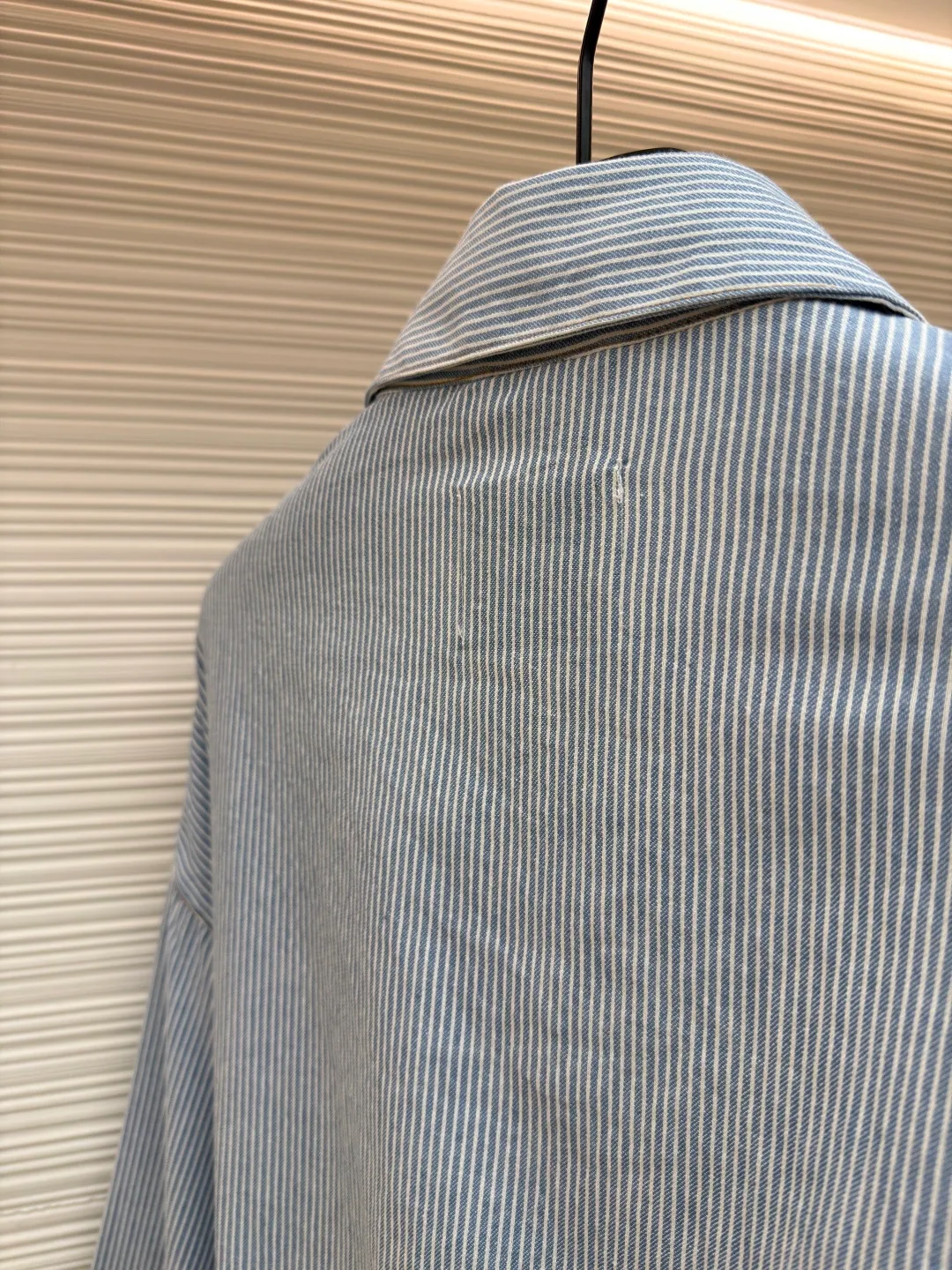MIUMIU vertical striped jacket ●Original version: Purchased and developed at 16999 ●Item number: 1681202-A85 ●Fabric: washed cotton fabric ●Technology: Enzyme washed and faded production ●Color: blue ●Version: Fitted version ●Weight: about 440 grams ●Size: 36-38-40-42 ●Description: Yarn-dyed washed cotton The stripes woven from the yarn are restored to the same texture as YB after enzyme washing and fading. The chest embroidered with imported machine-operated letters is dense and does not fall off the line. The workmanship on the inside is exquisite. It is worth mentioning that the pockets are three-dimensional patch pockets that are spliced and filled to create a three-dimensional effect. The pockets are accurately positioned. The shape has not been changed and can be worn by both men and women. The overall wiring is straight and delicate, the fabric is comfortable and soft, and the color is consistent without color difference. It can be matched with the same style to create a fashionable look and control various occasions. Customized accessories, complete with three standards, same style for men and women!
