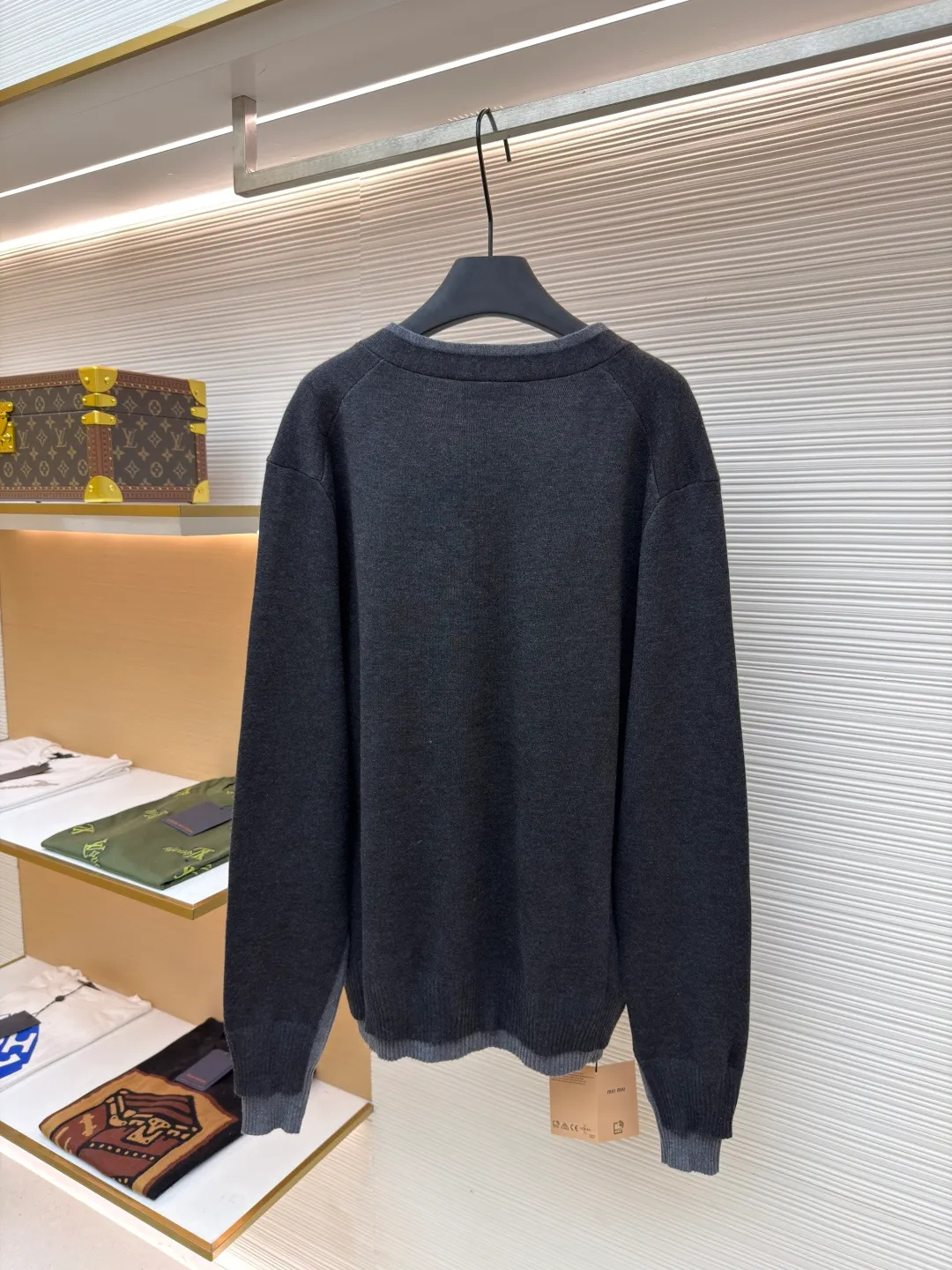 Miu Miu inlaid logo sweater cardigan ●Original version: 32000 purchase and development ●Item number: 1680937-B25 ●Fabric: cashmere mercerized jacket fabric ●Technology: jacquard production ●Version: fitted version ●Weight: about 575 grams ●Size: 40-42-44-46 ●Description: Custom-woven cashmere mercerized jacket, soft and waxy texture, as soft as clouds, comfortable and skin-friendly High-grade gray scale is used to reconstruct the elegant order. Dark gray and tile gray form a subtle dialogue, laying out a sense of advanced layering. The exquisite Miu Miu logo dances on the left chest, making it highly recognizable. The V-neck arc follows ergonomics. The gentle twist of tile gray is hidden on the inside of the neckline. The two-stage ingenious design saves the worry of matching but retains the high-end sense of layering. The sense of high-end exudes from the inside out, and creates an ever-changing style. Made of jacquard tissue imported from Germany. Precisely control the arrangement and interweaving of yarns. Carefully interweave the Miu Miu logo jacquard art pattern inlay on the loom. The fabric is more vivid and three-dimensional, with double weaving and shaping composite technology. Use a special weaving method to simultaneously weave two layers of fabrics. Cashmere is woven into the upper section and silk is woven into the lower section. Precise stitching operation is performed to achieve a two-stage design. Flat and tight, and the garment is washed with soft and odor-removing technology. Professional washing equipment and specific detergents are used. Deep cleans and deodorizes clothes to improve their feel and appearance. The overall wiring is straight and delicate, the fabric is comfortable and soft, and the color is consistent without color difference. It can be matched with the same style to create a fashionable look and control various occasions. Customized accessories, complete with three standards, same style for men and women!
