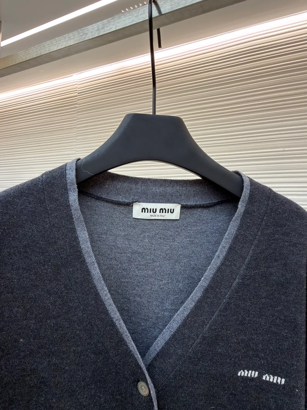 Miu Miu inlaid logo sweater cardigan ●Original version: 32000 purchase and development ●Item number: 1680937-B25 ●Fabric: cashmere mercerized jacket fabric ●Technology: jacquard production ●Version: fitted version ●Weight: about 575 grams ●Size: 40-42-44-46 ●Description: Custom-woven cashmere mercerized jacket, soft and waxy texture, as soft as clouds, comfortable and skin-friendly High-grade gray scale is used to reconstruct the elegant order. Dark gray and tile gray form a subtle dialogue, laying out a sense of advanced layering. The exquisite Miu Miu logo dances on the left chest, making it highly recognizable. The V-neck arc follows ergonomics. The gentle twist of tile gray is hidden on the inside of the neckline. The two-stage ingenious design saves the worry of matching but retains the high-end sense of layering. The sense of high-end exudes from the inside out, and creates an ever-changing style. Made of jacquard tissue imported from Germany. Precisely control the arrangement and interweaving of yarns. Carefully interweave the Miu Miu logo jacquard art pattern inlay on the loom. The fabric is more vivid and three-dimensional, with double weaving and shaping composite technology. Use a special weaving method to simultaneously weave two layers of fabrics. Cashmere is woven into the upper section and silk is woven into the lower section. Precise stitching operation is performed to achieve a two-stage design. Flat and tight, and the garment is washed with soft and odor-removing technology. Professional washing equipment and specific detergents are used. Deep cleans and deodorizes clothes to improve their feel and appearance. The overall wiring is straight and delicate, the fabric is comfortable and soft, and the color is consistent without color difference. It can be matched with the same style to create a fashionable look and control various occasions. Customized accessories, complete with three standards, same style for men and women!