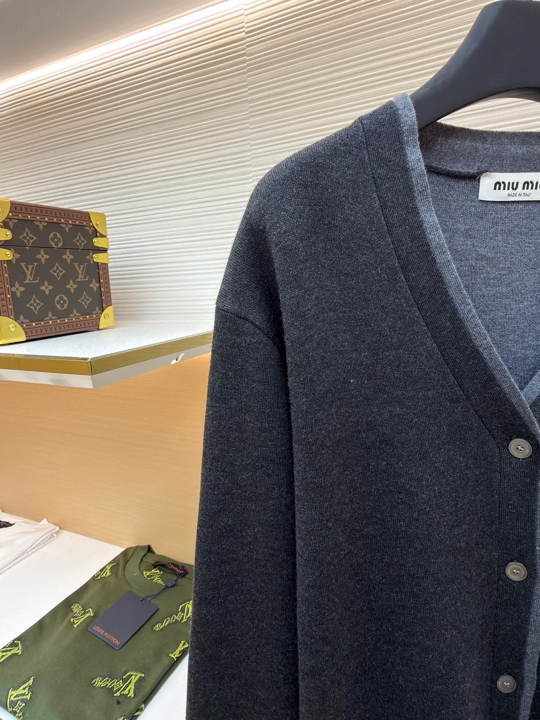 Miu Miu inlaid logo sweater cardigan ●Original version: 32000 purchase and development ●Item number: 1680937-B25 ●Fabric: cashmere mercerized jacket fabric ●Technology: jacquard production ●Version: fitted version ●Weight: about 575 grams ●Size: 40-42-44-46 ●Description: Custom-woven cashmere mercerized jacket, soft and waxy texture, as soft as clouds, comfortable and skin-friendly High-grade gray scale is used to reconstruct the elegant order. Dark gray and tile gray form a subtle dialogue, laying out a sense of advanced layering. The exquisite Miu Miu logo dances on the left chest, making it highly recognizable. The V-neck arc follows ergonomics. The gentle twist of tile gray is hidden on the inside of the neckline. The two-stage ingenious design saves the worry of matching but retains the high-end sense of layering. The sense of high-end exudes from the inside out, and creates an ever-changing style. Made of jacquard tissue imported from Germany. Precisely control the arrangement and interweaving of yarns. Carefully interweave the Miu Miu logo jacquard art pattern inlay on the loom. The fabric is more vivid and three-dimensional, with double weaving and shaping composite technology. Use a special weaving method to simultaneously weave two layers of fabrics. Cashmere is woven into the upper section and silk is woven into the lower section. Precise stitching operation is performed to achieve a two-stage design. Flat and tight, and the garment is washed with soft and odor-removing technology. Professional washing equipment and specific detergents are used. Deep cleans and deodorizes clothes to improve their feel and appearance. The overall wiring is straight and delicate, the fabric is comfortable and soft, and the color is consistent without color difference. It can be matched with the same style to create a fashionable look and control various occasions. Customized accessories, complete with three standards, same style for men and women!