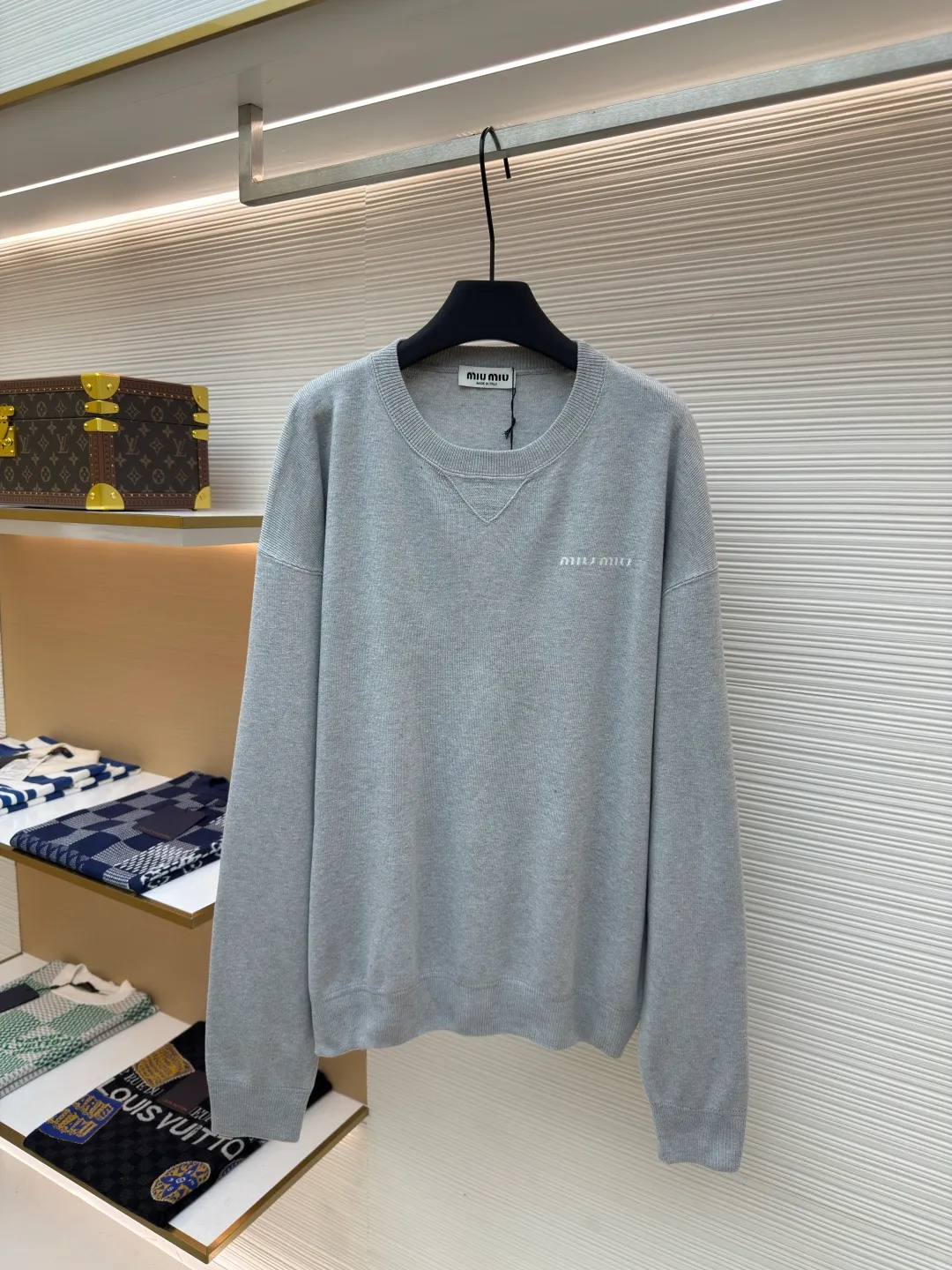 MIUMIU round neck gray sweater ●Authentic product: purchased and developed by 14492 ●Item number: 1680351-A65 ●Fabric: rib knitted fabric ●Technology: embroidery production ●Version: loose fit ●Weight: about 580 grams ●Size: XS-S-M ●Description: Using matching blended fabrics, the fabric's component ratio, yarn count, feel, weight and color saturation are highly consistent, ensuring the brand's excellent quality and consistency. Behind this requires extremely strict and complex management of the source of the fabric, the spinning process and the dyeing process. This M handcraft technology and forward-looking design have straight and delicate overall lines, comfortable and soft fabrics, consistent colors and no color difference. It can be matched with the same style to create a fashionable look and control various occasions. Customized accessories, complete with three standards, the same style for men and women!