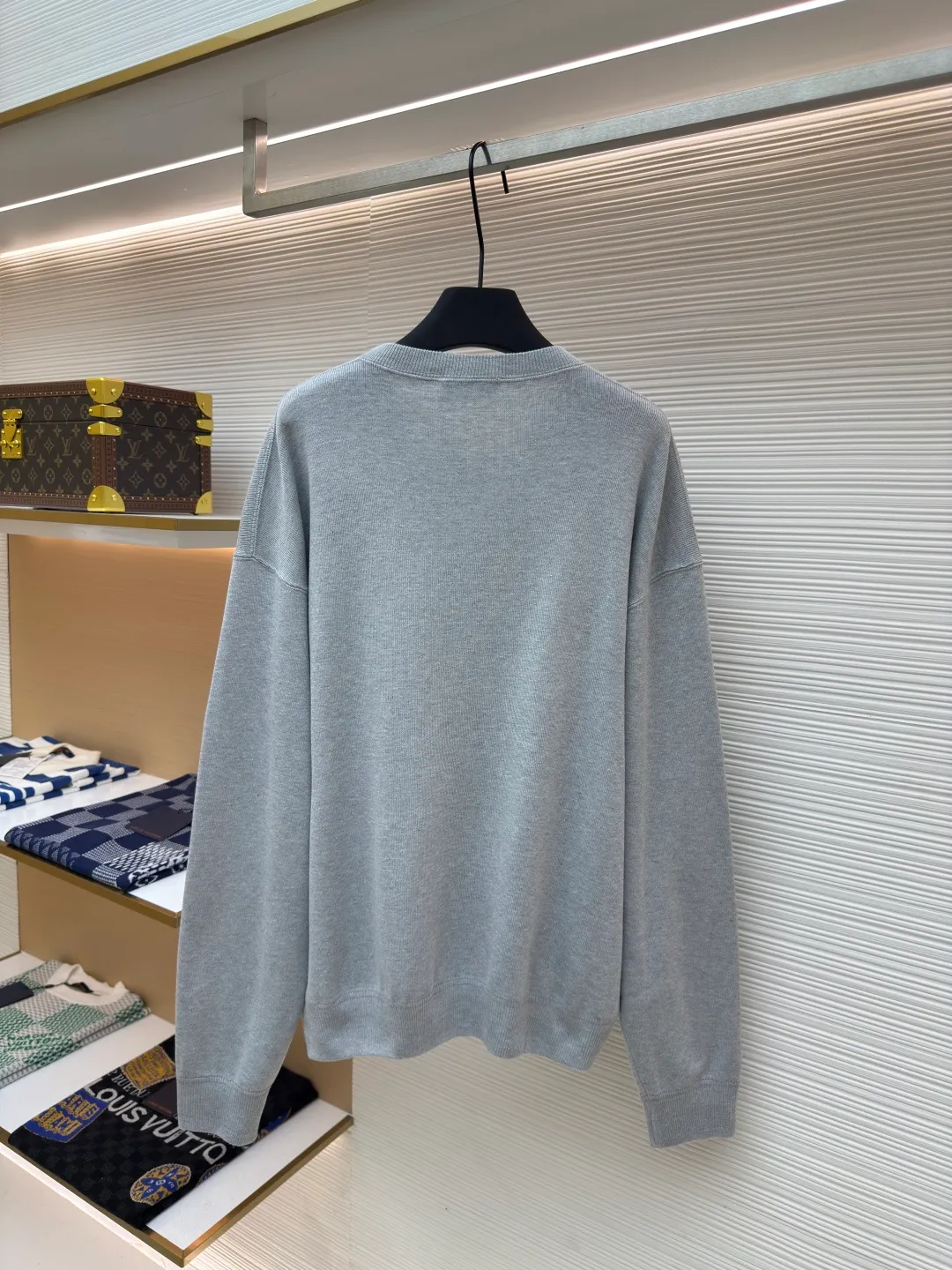 MIUMIU round neck gray sweater ●Authentic product: purchased and developed by 14492 ●Item number: 1680351-A65 ●Fabric: rib knitted fabric ●Technology: embroidery production ●Version: loose fit ●Weight: about 580 grams ●Size: XS-S-M ●Description: Using matching blended fabrics, the fabric's component ratio, yarn count, feel, weight and color saturation are highly consistent, ensuring the brand's excellent quality and consistency. Behind this requires extremely strict and complex management of the source of the fabric, the spinning process and the dyeing process. This M handcraft technology and forward-looking design have straight and delicate overall lines, comfortable and soft fabrics, consistent colors and no color difference. It can be matched with the same style to create a fashionable look and control various occasions. Customized accessories, complete with three standards, the same style for men and women!