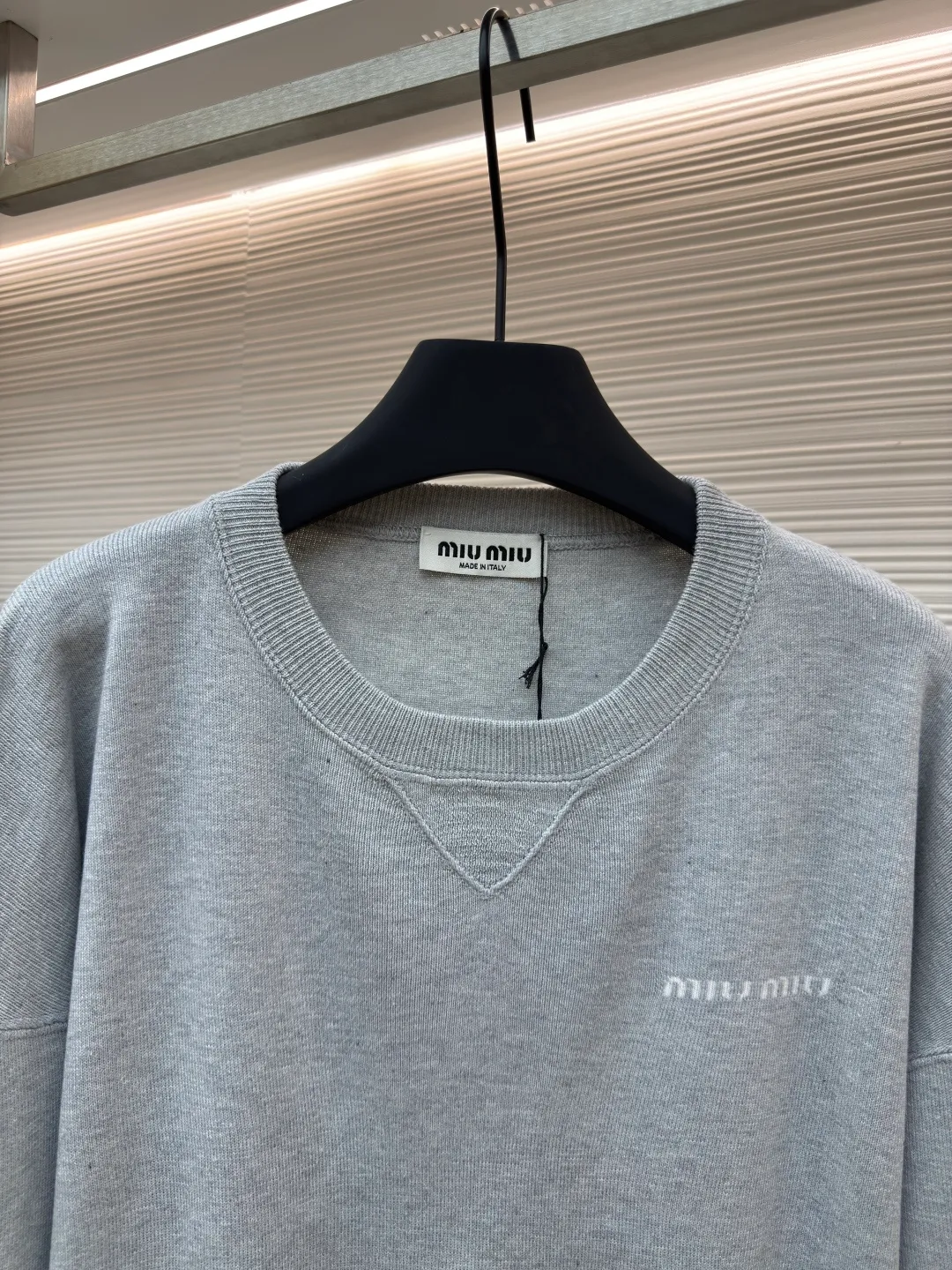 MIUMIU round neck gray sweater ●Authentic product: purchased and developed by 14492 ●Item number: 1680351-A65 ●Fabric: rib knitted fabric ●Technology: embroidery production ●Version: loose fit ●Weight: about 580 grams ●Size: XS-S-M ●Description: Using matching blended fabrics, the fabric's component ratio, yarn count, feel, weight and color saturation are highly consistent, ensuring the brand's excellent quality and consistency. Behind this requires extremely strict and complex management of the source of the fabric, the spinning process and the dyeing process. This M handcraft technology and forward-looking design have straight and delicate overall lines, comfortable and soft fabrics, consistent colors and no color difference. It can be matched with the same style to create a fashionable look and control various occasions. Customized accessories, complete with three standards, the same style for men and women!