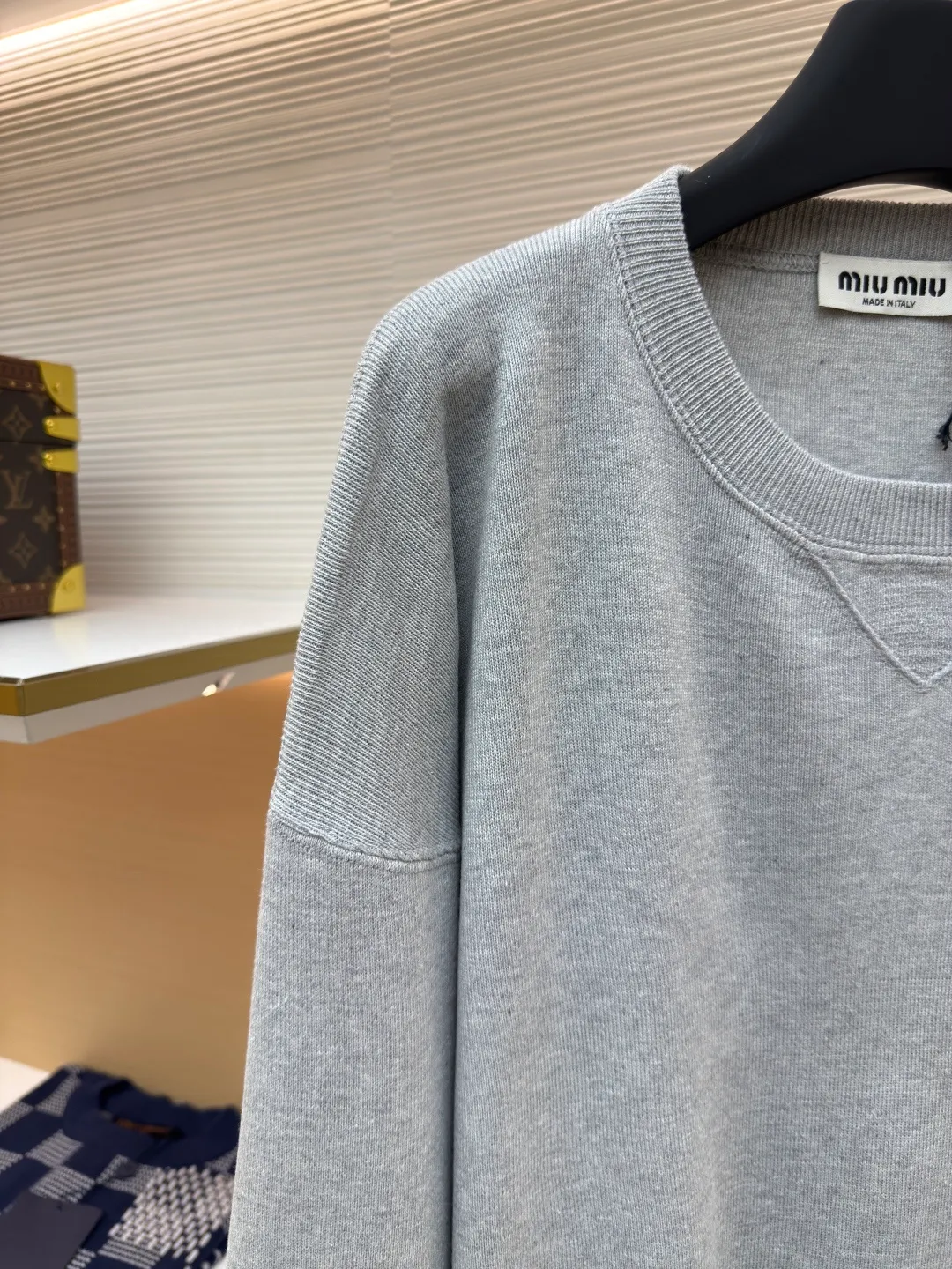 MIUMIU round neck gray sweater ●Authentic product: purchased and developed by 14492 ●Item number: 1680351-A65 ●Fabric: rib knitted fabric ●Technology: embroidery production ●Version: loose fit ●Weight: about 580 grams ●Size: XS-S-M ●Description: Using matching blended fabrics, the fabric's component ratio, yarn count, feel, weight and color saturation are highly consistent, ensuring the brand's excellent quality and consistency. Behind this requires extremely strict and complex management of the source of the fabric, the spinning process and the dyeing process. This M handcraft technology and forward-looking design have straight and delicate overall lines, comfortable and soft fabrics, consistent colors and no color difference. It can be matched with the same style to create a fashionable look and control various occasions. Customized accessories, complete with three standards, the same style for men and women!