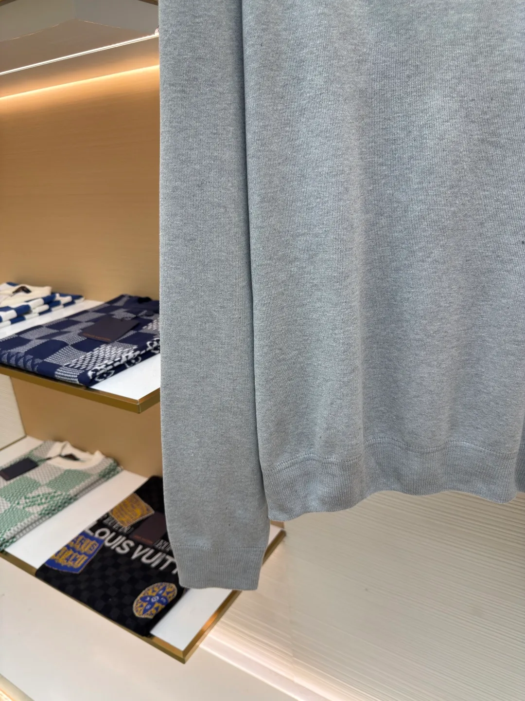 MIUMIU round neck gray sweater ●Authentic product: purchased and developed by 14492 ●Item number: 1680351-A65 ●Fabric: rib knitted fabric ●Technology: embroidery production ●Version: loose fit ●Weight: about 580 grams ●Size: XS-S-M ●Description: Using matching blended fabrics, the fabric's component ratio, yarn count, feel, weight and color saturation are highly consistent, ensuring the brand's excellent quality and consistency. Behind this requires extremely strict and complex management of the source of the fabric, the spinning process and the dyeing process. This M handcraft technology and forward-looking design have straight and delicate overall lines, comfortable and soft fabrics, consistent colors and no color difference. It can be matched with the same style to create a fashionable look and control various occasions. Customized accessories, complete with three standards, the same style for men and women!