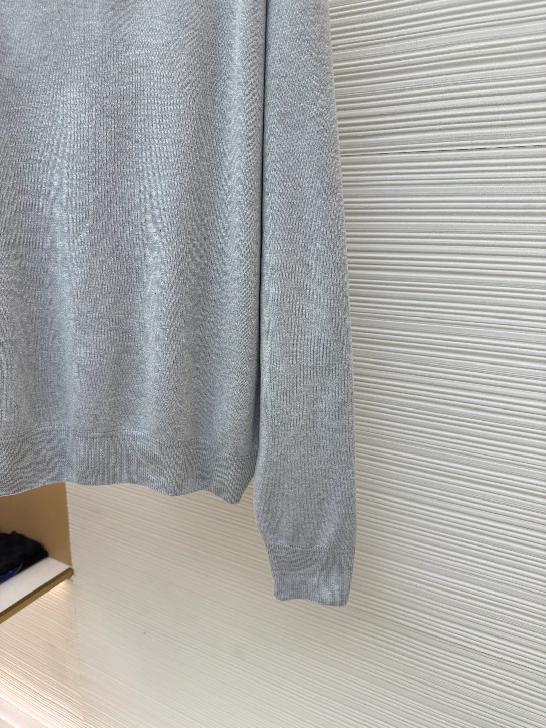 MIUMIU round neck gray sweater ●Authentic product: purchased and developed by 14492 ●Item number: 1680351-A65 ●Fabric: rib knitted fabric ●Technology: embroidery production ●Version: loose fit ●Weight: about 580 grams ●Size: XS-S-M ●Description: Using matching blended fabrics, the fabric's component ratio, yarn count, feel, weight and color saturation are highly consistent, ensuring the brand's excellent quality and consistency. Behind this requires extremely strict and complex management of the source of the fabric, the spinning process and the dyeing process. This M handcraft technology and forward-looking design have straight and delicate overall lines, comfortable and soft fabrics, consistent colors and no color difference. It can be matched with the same style to create a fashionable look and control various occasions. Customized accessories, complete with three standards, the same style for men and women!