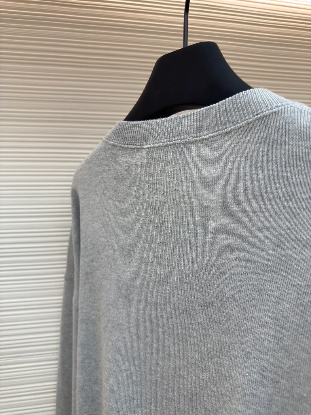 MIUMIU round neck gray sweater ●Authentic product: purchased and developed by 14492 ●Item number: 1680351-A65 ●Fabric: rib knitted fabric ●Technology: embroidery production ●Version: loose fit ●Weight: about 580 grams ●Size: XS-S-M ●Description: Using matching blended fabrics, the fabric's component ratio, yarn count, feel, weight and color saturation are highly consistent, ensuring the brand's excellent quality and consistency. Behind this requires extremely strict and complex management of the source of the fabric, the spinning process and the dyeing process. This M handcraft technology and forward-looking design have straight and delicate overall lines, comfortable and soft fabrics, consistent colors and no color difference. It can be matched with the same style to create a fashionable look and control various occasions. Customized accessories, complete with three standards, the same style for men and women!