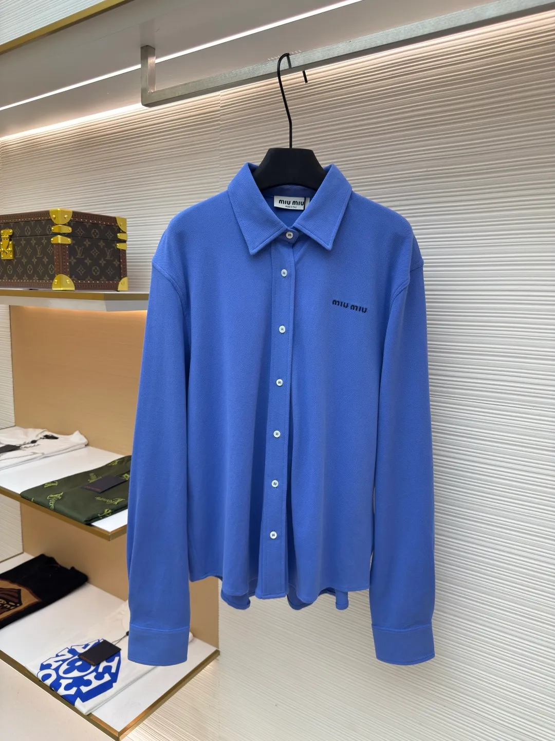 MIU MIU cotton pique shirt ●Authentic product: Purchased and developed for 14200 ●Item number: 1680524-A65 ●Fabric: cotton pique fabric ●Technology: Imported embroidery production ●Version: Fitted version ●Weight: about 370 grams ●Size: S-M-L-XL ●Description: The fabric is made of custom Tencel cotton interwoven yarn shirt material, smooth and delicate, comfortable and close to the skin. A touch of indigo is dyed on the shirt. Noble and elegant. Exquisite Miu Miu logo embroidery dances on the left chest, adding brand recognition. The design of the button-down collar is exquisite and elegant. The lines are smooth and natural. The ingenious button details on the back add a sense of design in a subtle and elegant way. Interpreting the perfect fusion of art and trend, using imported machine embroidery technology. Use advanced computer control systems and precision mechanical components to realize Miu Miu embroidery operations with high precision. The lines are smooth and delicate, using the side-turning buried stitching process. It can provide high-quality stitching effect, smooth and tidy, the fabrics have been sand washed, have a better hand feel, not easy to deform, not easy to shrink, not easy to fade, and maintain long-term beauty. The overall wiring is straight and delicate, the fabric is comfortable and soft, and the color is consistent without color difference. It can be matched with the same style to create a fashionable look and control various occasions. Customized accessories, complete with three standards, same style for men and women!