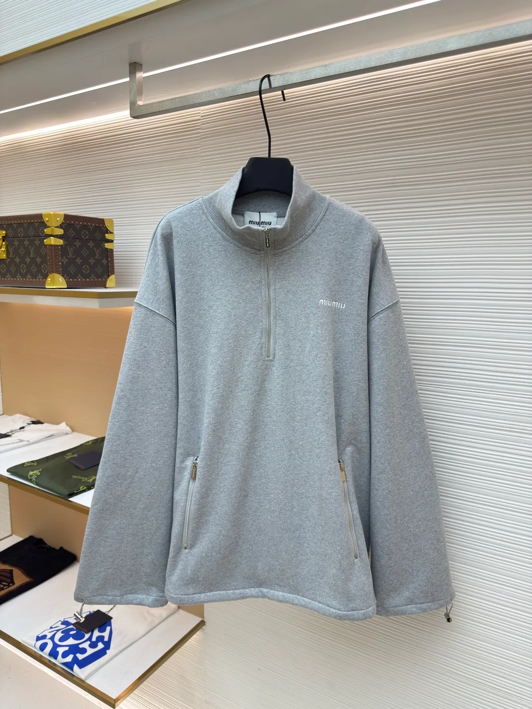 MIUMIU half-zip embroidered sweatshirt ●Authentic product: Purchased and developed by 16995 ●Item number: 1680644-A95 ●Material: sheepfold fabric ●Technology: embroidery production ●Version: fitted version ●Weight: about 905g ●Size: 36-38-40-42 ●Description: Made of 380g terry, custom-woven Xinjiang cotton yarn. The thread is made of matching 1*1 double yarn and dyed in the same vat. The embroidery uses 3D three-dimensional embroidery technology and is embellished with miuiu, showing a simple and high-end style. Full-width opening pocket with zipper, double zipper design at the pocket, and No. 5 electroplated bright silver-white slider. The hem has a hanging buckle and a MiuMiu engraved logo on the face. Combining style and performance, this sweatshirt features a relaxed fit that plays with proportions and a modern aesthetic. Oversize fit. Long sleeves with rib knit cuffs. Stand collar. Front zip closure. Stretch hem. Embroidered logo. The overall wiring is straight and delicate, the fabric is comfortable and soft, and the color is consistent without color difference. It can be matched with the same style to create a fashionable look and control various occasions. Customized accessories, complete with three standards, same style for men and women!