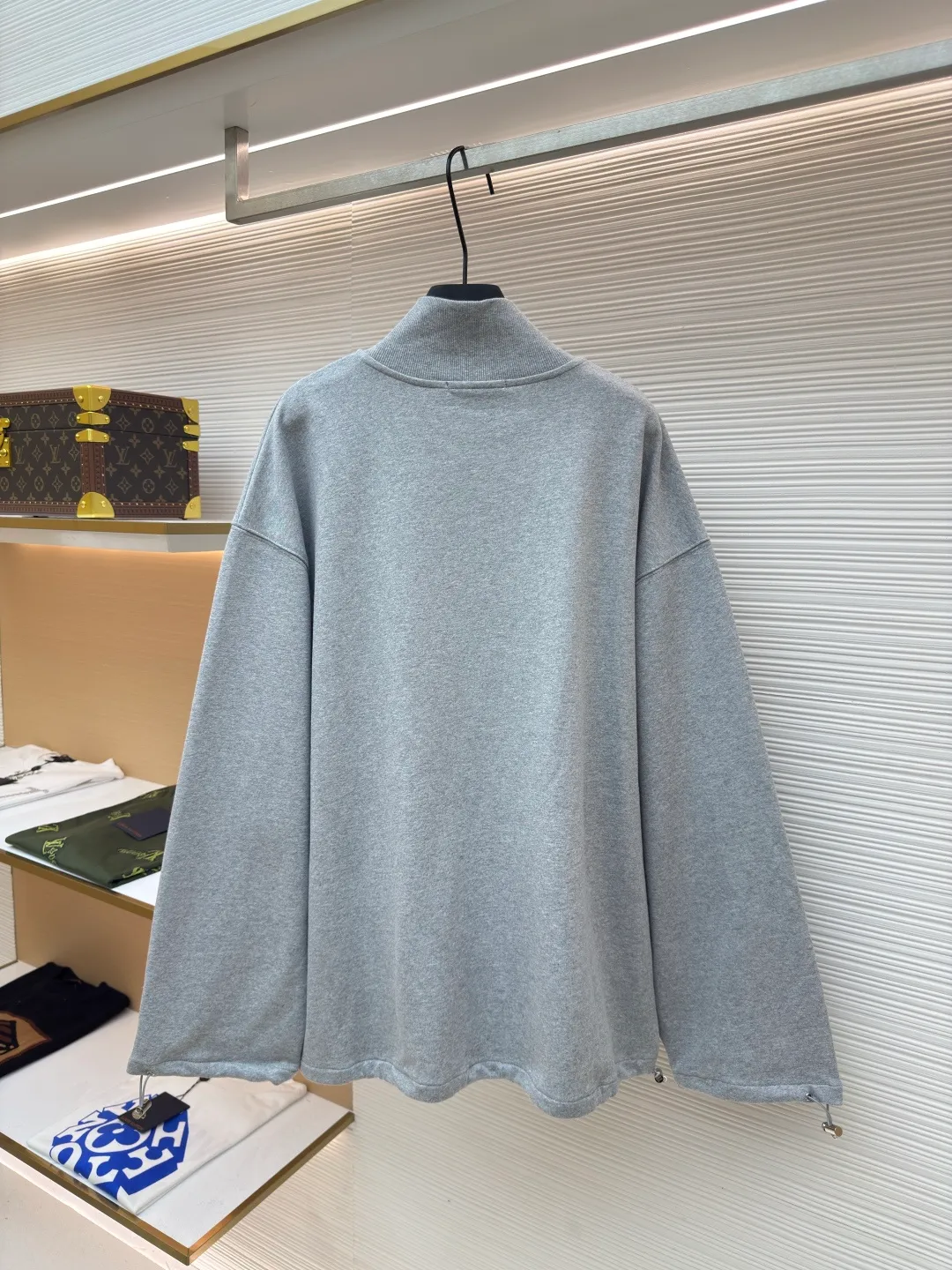 MIUMIU half-zip embroidered sweatshirt ●Authentic product: Purchased and developed by 16995 ●Item number: 1680644-A95 ●Material: sheepfold fabric ●Technology: embroidery production ●Version: fitted version ●Weight: about 905g ●Size: 36-38-40-42 ●Description: Made of 380g terry, custom-woven Xinjiang cotton yarn. The thread is made of matching 1*1 double yarn and dyed in the same vat. The embroidery uses 3D three-dimensional embroidery technology and is embellished with miuiu, showing a simple and high-end style. Full-width opening pocket with zipper, double zipper design at the pocket, and No. 5 electroplated bright silver-white slider. The hem has a hanging buckle and a MiuMiu engraved logo on the face. Combining style and performance, this sweatshirt features a relaxed fit that plays with proportions and a modern aesthetic. Oversize fit. Long sleeves with rib knit cuffs. Stand collar. Front zip closure. Stretch hem. Embroidered logo. The overall wiring is straight and delicate, the fabric is comfortable and soft, and the color is consistent without color difference. It can be matched with the same style to create a fashionable look and control various occasions. Customized accessories, complete with three standards, same style for men and women!