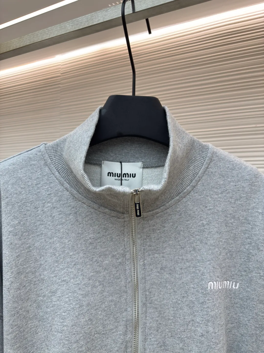 MIUMIU half-zip embroidered sweatshirt ●Authentic product: Purchased and developed by 16995 ●Item number: 1680644-A95 ●Material: sheepfold fabric ●Technology: embroidery production ●Version: fitted version ●Weight: about 905g ●Size: 36-38-40-42 ●Description: Made of 380g terry, custom-woven Xinjiang cotton yarn. The thread is made of matching 1*1 double yarn and dyed in the same vat. The embroidery uses 3D three-dimensional embroidery technology and is embellished with miuiu, showing a simple and high-end style. Full-width opening pocket with zipper, double zipper design at the pocket, and No. 5 electroplated bright silver-white slider. The hem has a hanging buckle and a MiuMiu engraved logo on the face. Combining style and performance, this sweatshirt features a relaxed fit that plays with proportions and a modern aesthetic. Oversize fit. Long sleeves with rib knit cuffs. Stand collar. Front zip closure. Stretch hem. Embroidered logo. The overall wiring is straight and delicate, the fabric is comfortable and soft, and the color is consistent without color difference. It can be matched with the same style to create a fashionable look and control various occasions. Customized accessories, complete with three standards, same style for men and women!