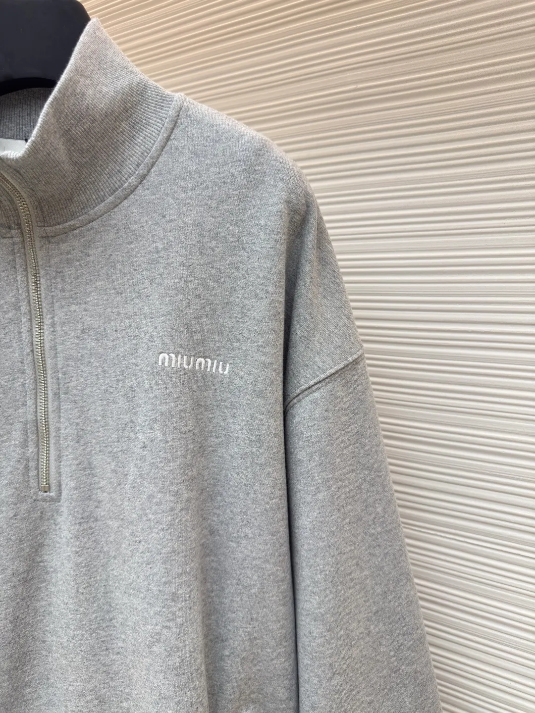 MIUMIU half-zip embroidered sweatshirt ●Authentic product: Purchased and developed by 16995 ●Item number: 1680644-A95 ●Material: sheepfold fabric ●Technology: embroidery production ●Version: fitted version ●Weight: about 905g ●Size: 36-38-40-42 ●Description: Made of 380g terry, custom-woven Xinjiang cotton yarn. The thread is made of matching 1*1 double yarn and dyed in the same vat. The embroidery uses 3D three-dimensional embroidery technology and is embellished with miuiu, showing a simple and high-end style. Full-width opening pocket with zipper, double zipper design at the pocket, and No. 5 electroplated bright silver-white slider. The hem has a hanging buckle and a MiuMiu engraved logo on the face. Combining style and performance, this sweatshirt features a relaxed fit that plays with proportions and a modern aesthetic. Oversize fit. Long sleeves with rib knit cuffs. Stand collar. Front zip closure. Stretch hem. Embroidered logo. The overall wiring is straight and delicate, the fabric is comfortable and soft, and the color is consistent without color difference. It can be matched with the same style to create a fashionable look and control various occasions. Customized accessories, complete with three standards, same style for men and women!