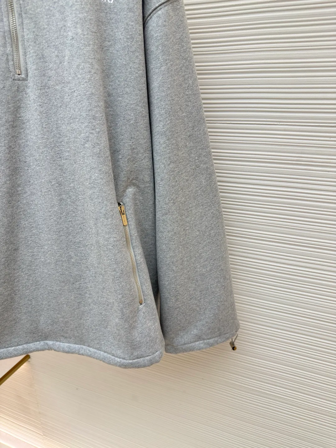 MIUMIU half-zip embroidered sweatshirt ●Authentic product: Purchased and developed by 16995 ●Item number: 1680644-A95 ●Material: sheepfold fabric ●Technology: embroidery production ●Version: fitted version ●Weight: about 905g ●Size: 36-38-40-42 ●Description: Made of 380g terry, custom-woven Xinjiang cotton yarn. The thread is made of matching 1*1 double yarn and dyed in the same vat. The embroidery uses 3D three-dimensional embroidery technology and is embellished with miuiu, showing a simple and high-end style. Full-width opening pocket with zipper, double zipper design at the pocket, and No. 5 electroplated bright silver-white slider. The hem has a hanging buckle and a MiuMiu engraved logo on the face. Combining style and performance, this sweatshirt features a relaxed fit that plays with proportions and a modern aesthetic. Oversize fit. Long sleeves with rib knit cuffs. Stand collar. Front zip closure. Stretch hem. Embroidered logo. The overall wiring is straight and delicate, the fabric is comfortable and soft, and the color is consistent without color difference. It can be matched with the same style to create a fashionable look and control various occasions. Customized accessories, complete with three standards, same style for men and women!
