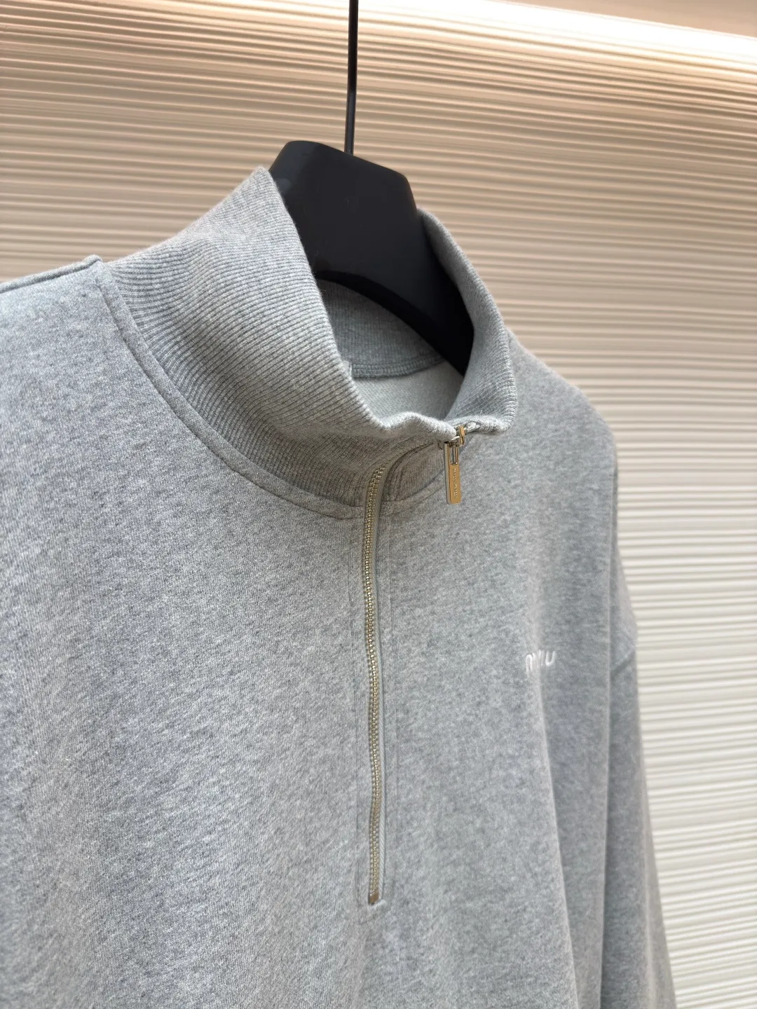 MIUMIU half-zip embroidered sweatshirt ●Authentic product: Purchased and developed by 16995 ●Item number: 1680644-A95 ●Material: sheepfold fabric ●Technology: embroidery production ●Version: fitted version ●Weight: about 905g ●Size: 36-38-40-42 ●Description: Made of 380g terry, custom-woven Xinjiang cotton yarn. The thread is made of matching 1*1 double yarn and dyed in the same vat. The embroidery uses 3D three-dimensional embroidery technology and is embellished with miuiu, showing a simple and high-end style. Full-width opening pocket with zipper, double zipper design at the pocket, and No. 5 electroplated bright silver-white slider. The hem has a hanging buckle and a MiuMiu engraved logo on the face. Combining style and performance, this sweatshirt features a relaxed fit that plays with proportions and a modern aesthetic. Oversize fit. Long sleeves with rib knit cuffs. Stand collar. Front zip closure. Stretch hem. Embroidered logo. The overall wiring is straight and delicate, the fabric is comfortable and soft, and the color is consistent without color difference. It can be matched with the same style to create a fashionable look and control various occasions. Customized accessories, complete with three standards, same style for men and women!