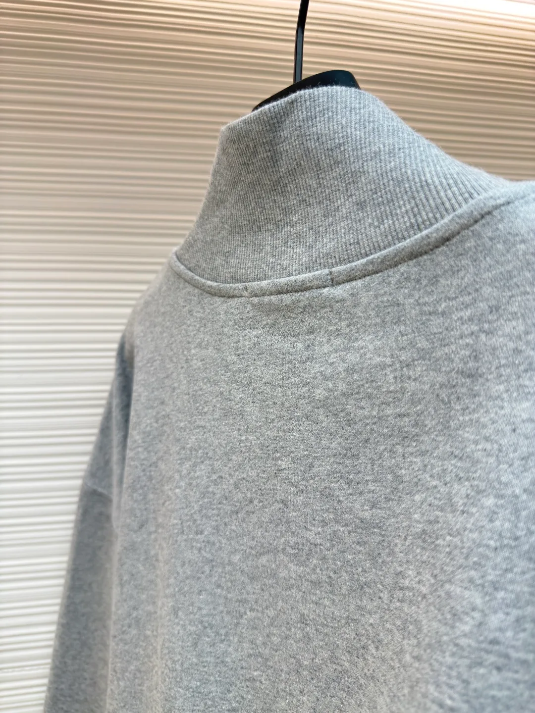 MIUMIU half-zip embroidered sweatshirt ●Authentic product: Purchased and developed by 16995 ●Item number: 1680644-A95 ●Material: sheepfold fabric ●Technology: embroidery production ●Version: fitted version ●Weight: about 905g ●Size: 36-38-40-42 ●Description: Made of 380g terry, custom-woven Xinjiang cotton yarn. The thread is made of matching 1*1 double yarn and dyed in the same vat. The embroidery uses 3D three-dimensional embroidery technology and is embellished with miuiu, showing a simple and high-end style. Full-width opening pocket with zipper, double zipper design at the pocket, and No. 5 electroplated bright silver-white slider. The hem has a hanging buckle and a MiuMiu engraved logo on the face. Combining style and performance, this sweatshirt features a relaxed fit that plays with proportions and a modern aesthetic. Oversize fit. Long sleeves with rib knit cuffs. Stand collar. Front zip closure. Stretch hem. Embroidered logo. The overall wiring is straight and delicate, the fabric is comfortable and soft, and the color is consistent without color difference. It can be matched with the same style to create a fashionable look and control various occasions. Customized accessories, complete with three standards, same style for men and women!