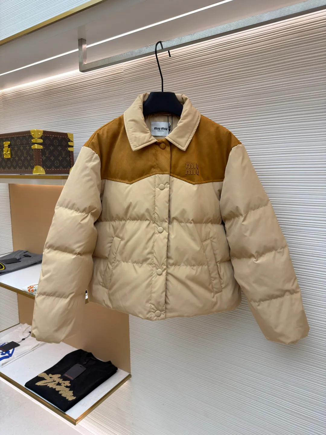 MIUMIU flocked splicing lapel down jacket ●Original version: Purchased and developed for 23599 ●Item number: 1681921-C10 ●Fabric: white duck down fabric ●Technology: embossed flocking production ●Color: Khaki ●Version: Fitted version ●Weight: about 695 grams ●Size: S-M-L ●Description: This style is Miu Miu-style spliced down jacket uses collision splicing technology: the main body is made of high-density matte nylon fabric, which is wind-resistant and anti-sand velvet; the collar and front chest area are spliced with fine suede, and the diagonal stitching is used to enhance the texture contrast. The filling is made of high-fill white duck down, and the segmented down filling process ensures an even amount of down in each grid, with a fill power of 600+; the placket is designed with metal snaps and a built-in concealed buckle for double temperature locking. The "MIU MIU" logo on the front chest adopts embossed flocking technology, which has a three-dimensional touch and is not easy to fall off; the cuffs and hem are elasticized to fit the body shape. The overall stitching uses anti-drilling velvet hemming needles, and the pockets are obliquely inserted invisible pockets, taking into account both beauty and practicality. It is a fashionable style that is lightweight and warm in autumn and winter. The overall wiring is straight and delicate, the fabric is comfortable and soft, and the color is consistent without color difference. It can be matched with the same style to create a fashionable look and control various occasions. Customized accessories, complete with three standards, same style for men and women!