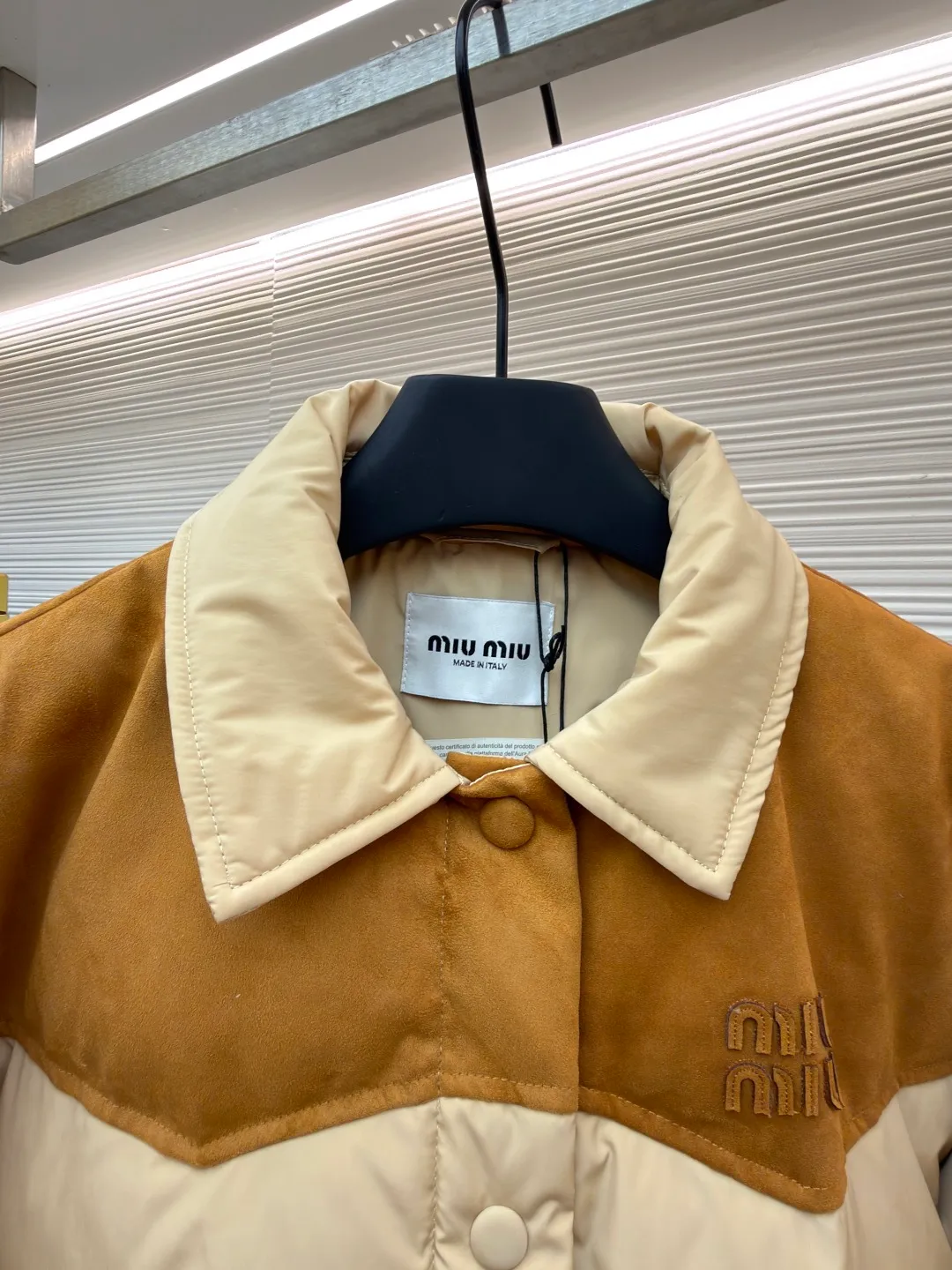MIUMIU flocked splicing lapel down jacket ●Original version: Purchased and developed for 23599 ●Item number: 1681921-C10 ●Fabric: white duck down fabric ●Technology: embossed flocking production ●Color: Khaki ●Version: Fitted version ●Weight: about 695 grams ●Size: S-M-L ●Description: This style is Miu Miu-style spliced down jacket uses collision splicing technology: the main body is made of high-density matte nylon fabric, which is wind-resistant and anti-sand velvet; the collar and front chest area are spliced with fine suede, and the diagonal stitching is used to enhance the texture contrast. The filling is made of high-fill white duck down, and the segmented down filling process ensures an even amount of down in each grid, with a fill power of 600+; the placket is designed with metal snaps and a built-in concealed buckle for double temperature locking. The "MIU MIU" logo on the front chest adopts embossed flocking technology, which has a three-dimensional touch and is not easy to fall off; the cuffs and hem are elasticized to fit the body shape. The overall stitching uses anti-drilling velvet hemming needles, and the pockets are obliquely inserted invisible pockets, taking into account both beauty and practicality. It is a fashionable style that is lightweight and warm in autumn and winter. The overall wiring is straight and delicate, the fabric is comfortable and soft, and the color is consistent without color difference. It can be matched with the same style to create a fashionable look and control various occasions. Customized accessories, complete with three standards, same style for men and women!