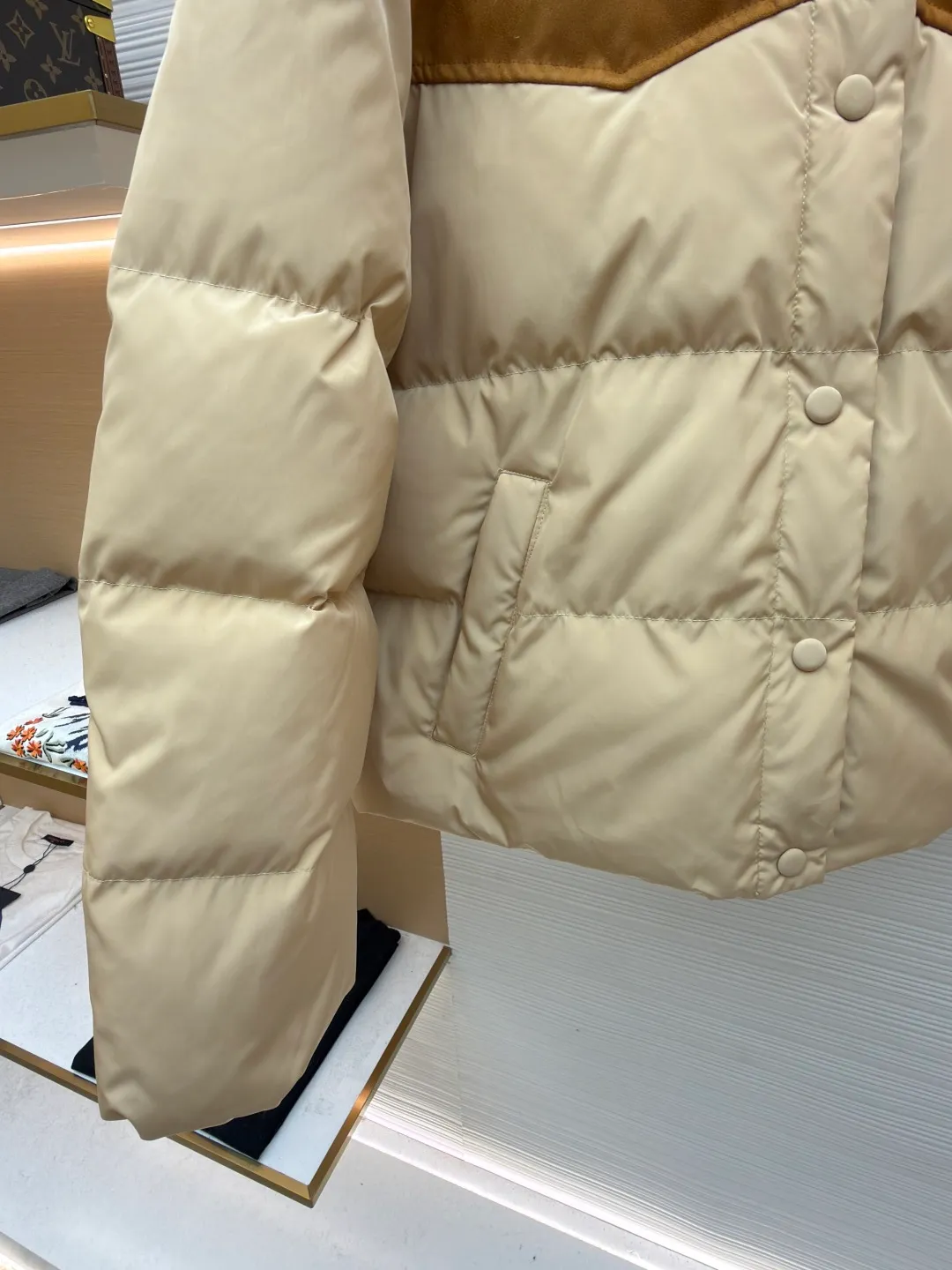 MIUMIU flocked splicing lapel down jacket ●Original version: Purchased and developed for 23599 ●Item number: 1681921-C10 ●Fabric: white duck down fabric ●Technology: embossed flocking production ●Color: Khaki ●Version: Fitted version ●Weight: about 695 grams ●Size: S-M-L ●Description: This style is Miu Miu-style spliced down jacket uses collision splicing technology: the main body is made of high-density matte nylon fabric, which is wind-resistant and anti-sand velvet; the collar and front chest area are spliced with fine suede, and the diagonal stitching is used to enhance the texture contrast. The filling is made of high-fill white duck down, and the segmented down filling process ensures an even amount of down in each grid, with a fill power of 600+; the placket is designed with metal snaps and a built-in concealed buckle for double temperature locking. The "MIU MIU" logo on the front chest adopts embossed flocking technology, which has a three-dimensional touch and is not easy to fall off; the cuffs and hem are elasticized to fit the body shape. The overall stitching uses anti-drilling velvet hemming needles, and the pockets are obliquely inserted invisible pockets, taking into account both beauty and practicality. It is a fashionable style that is lightweight and warm in autumn and winter. The overall wiring is straight and delicate, the fabric is comfortable and soft, and the color is consistent without color difference. It can be matched with the same style to create a fashionable look and control various occasions. Customized accessories, complete with three standards, same style for men and women!