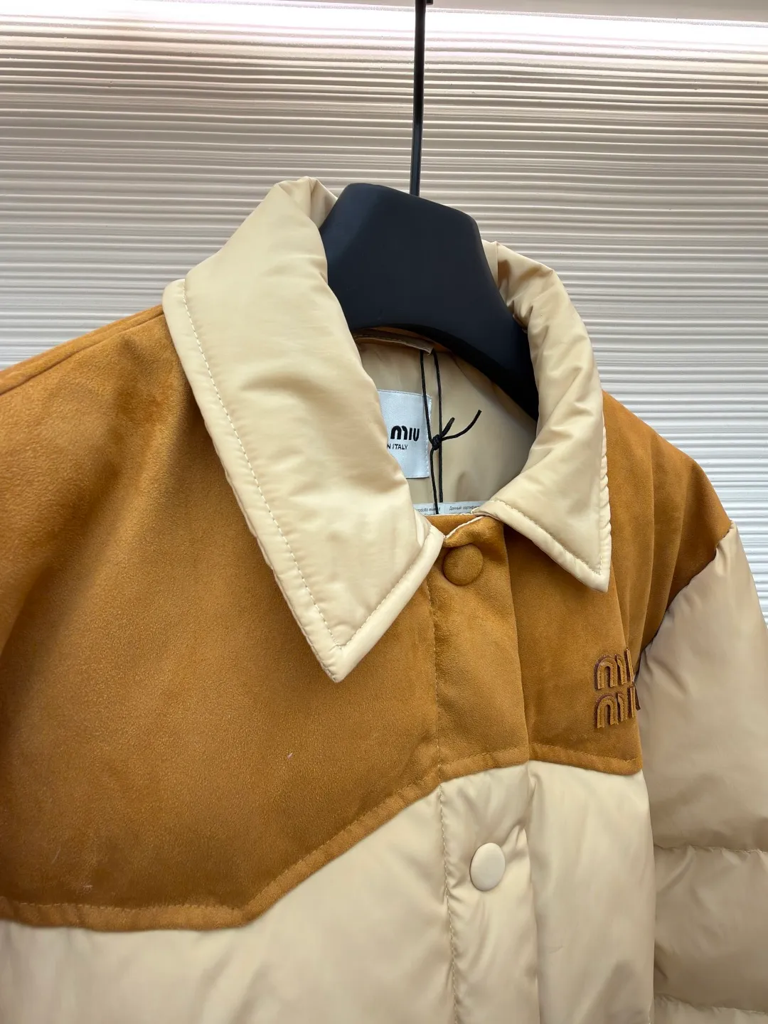 MIUMIU flocked splicing lapel down jacket ●Original version: Purchased and developed for 23599 ●Item number: 1681921-C10 ●Fabric: white duck down fabric ●Technology: embossed flocking production ●Color: Khaki ●Version: Fitted version ●Weight: about 695 grams ●Size: S-M-L ●Description: This style is Miu Miu-style spliced down jacket uses collision splicing technology: the main body is made of high-density matte nylon fabric, which is wind-resistant and anti-sand velvet; the collar and front chest area are spliced with fine suede, and the diagonal stitching is used to enhance the texture contrast. The filling is made of high-fill white duck down, and the segmented down filling process ensures an even amount of down in each grid, with a fill power of 600+; the placket is designed with metal snaps and a built-in concealed buckle for double temperature locking. The "MIU MIU" logo on the front chest adopts embossed flocking technology, which has a three-dimensional touch and is not easy to fall off; the cuffs and hem are elasticized to fit the body shape. The overall stitching uses anti-drilling velvet hemming needles, and the pockets are obliquely inserted invisible pockets, taking into account both beauty and practicality. It is a fashionable style that is lightweight and warm in autumn and winter. The overall wiring is straight and delicate, the fabric is comfortable and soft, and the color is consistent without color difference. It can be matched with the same style to create a fashionable look and control various occasions. Customized accessories, complete with three standards, same style for men and women!