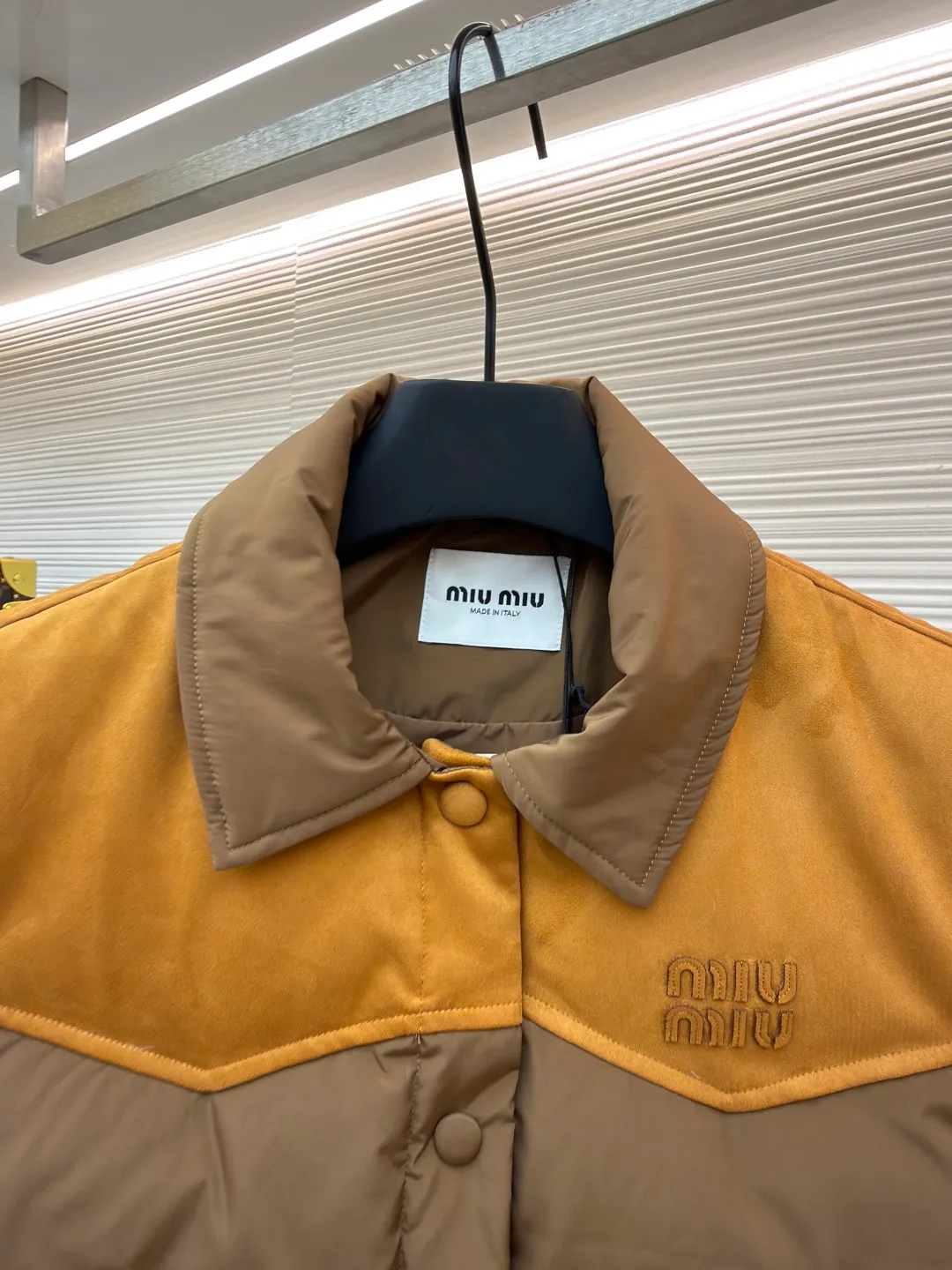 MIUMIU flocked stitching lapel vest ●Original version: purchased and developed by 26615 ●Item number: 1681923-B50 ●Fabric: white duck down fabric ●Technology: embossed flocking production ●Color: brown ●Version: fitted version ●Weight: about 495 grams ●Size: S-M-L ●Description: This style is Miu Miu-style patchwork vest uses collision splicing technology: the main body is made of high-density matte nylon fabric, which is wind-resistant and anti-sand velvet; the collar and chest area are spliced with fine suede, and the texture contrast is enhanced by diagonal stitching. The filling is made of high-fill white duck down, and the segmented down filling process ensures an even amount of down in each grid, with a fill power of 600+; the placket is designed with metal snaps and a built-in concealed buckle for double temperature locking. The "MIU MIU" logo on the front chest adopts embossed flocking technology, which has a three-dimensional touch and is not easy to fall off; the cuffs and hem are elasticized to fit the body shape. The overall stitching uses anti-drilling velvet hemming needles, and the pockets are obliquely inserted invisible pockets, taking into account both beauty and practicality. It is a fashionable style that is lightweight and warm in autumn and winter. The overall wiring is straight and delicate, the fabric is comfortable and soft, and the color is consistent without color difference. It can be matched with the same style to create a fashionable look and control various occasions. Customized accessories, complete with three standards, same style for men and women!