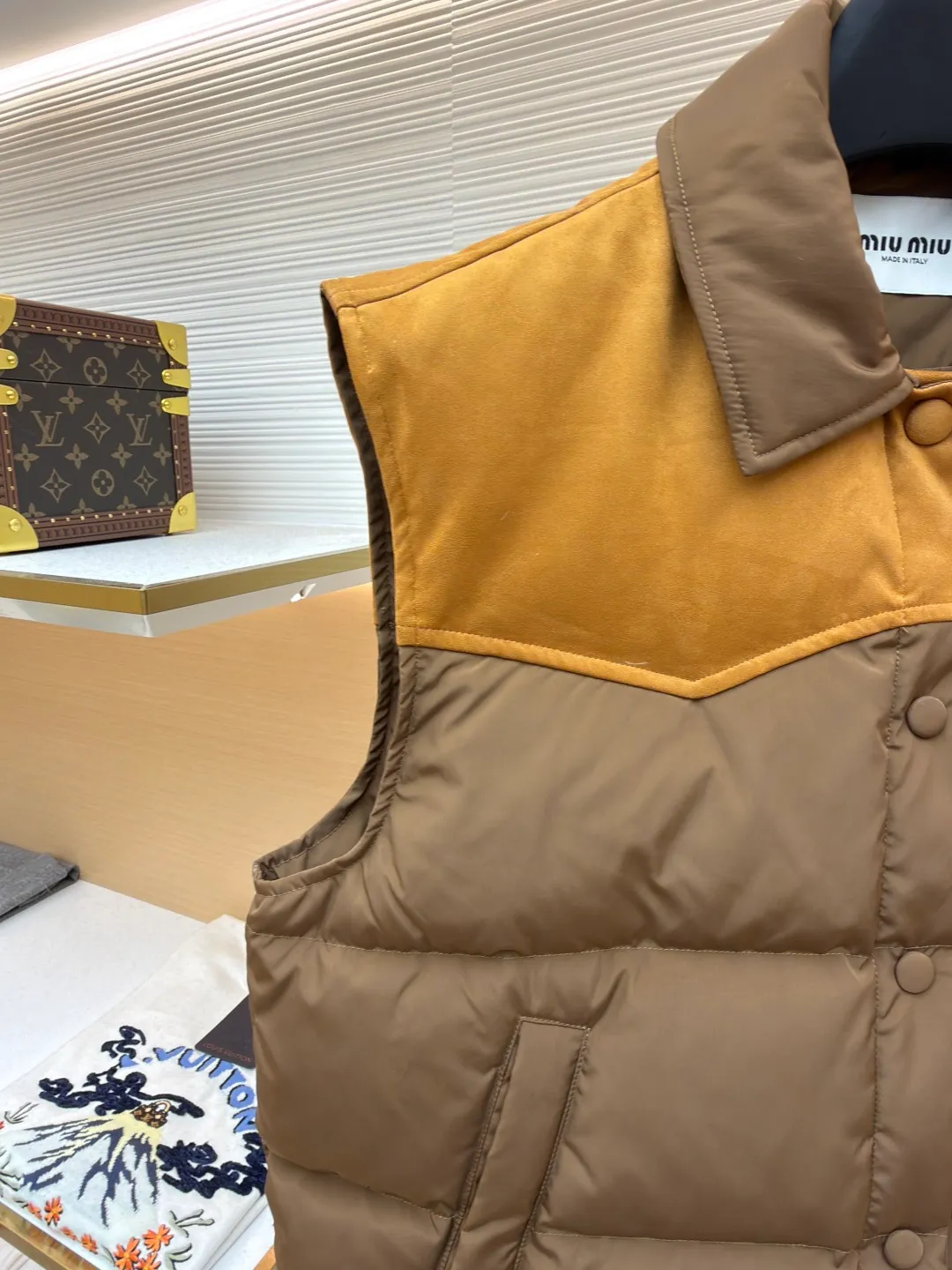 MIUMIU flocked stitching lapel vest ●Original version: purchased and developed by 26615 ●Item number: 1681923-B50 ●Fabric: white duck down fabric ●Technology: embossed flocking production ●Color: brown ●Version: fitted version ●Weight: about 495 grams ●Size: S-M-L ●Description: This style is Miu Miu-style patchwork vest uses collision splicing technology: the main body is made of high-density matte nylon fabric, which is wind-resistant and anti-sand velvet; the collar and chest area are spliced with fine suede, and the texture contrast is enhanced by diagonal stitching. The filling is made of high-fill white duck down, and the segmented down filling process ensures an even amount of down in each grid, with a fill power of 600+; the placket is designed with metal snaps and a built-in concealed buckle for double temperature locking. The "MIU MIU" logo on the front chest adopts embossed flocking technology, which has a three-dimensional touch and is not easy to fall off; the cuffs and hem are elasticized to fit the body shape. The overall stitching uses anti-drilling velvet hemming needles, and the pockets are obliquely inserted invisible pockets, taking into account both beauty and practicality. It is a fashionable style that is lightweight and warm in autumn and winter. The overall wiring is straight and delicate, the fabric is comfortable and soft, and the color is consistent without color difference. It can be matched with the same style to create a fashionable look and control various occasions. Customized accessories, complete with three standards, same style for men and women!