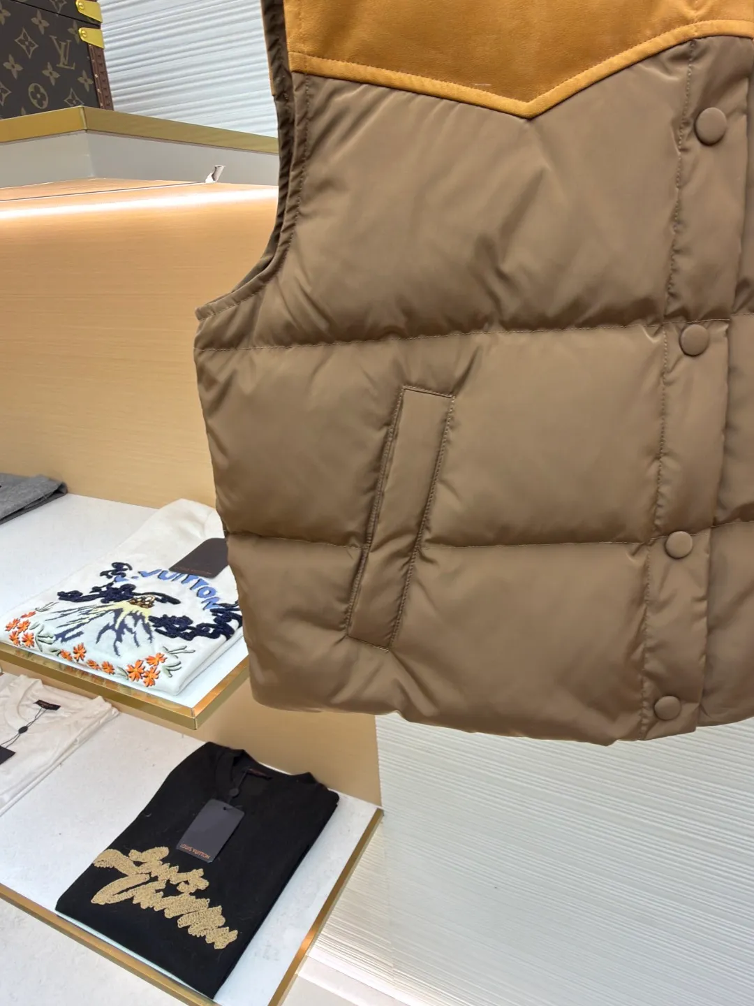 MIUMIU flocked stitching lapel vest ●Original version: purchased and developed by 26615 ●Item number: 1681923-B50 ●Fabric: white duck down fabric ●Technology: embossed flocking production ●Color: brown ●Version: fitted version ●Weight: about 495 grams ●Size: S-M-L ●Description: This style is Miu Miu-style patchwork vest uses collision splicing technology: the main body is made of high-density matte nylon fabric, which is wind-resistant and anti-sand velvet; the collar and chest area are spliced with fine suede, and the texture contrast is enhanced by diagonal stitching. The filling is made of high-fill white duck down, and the segmented down filling process ensures an even amount of down in each grid, with a fill power of 600+; the placket is designed with metal snaps and a built-in concealed buckle for double temperature locking. The "MIU MIU" logo on the front chest adopts embossed flocking technology, which has a three-dimensional touch and is not easy to fall off; the cuffs and hem are elasticized to fit the body shape. The overall stitching uses anti-drilling velvet hemming needles, and the pockets are obliquely inserted invisible pockets, taking into account both beauty and practicality. It is a fashionable style that is lightweight and warm in autumn and winter. The overall wiring is straight and delicate, the fabric is comfortable and soft, and the color is consistent without color difference. It can be matched with the same style to create a fashionable look and control various occasions. Customized accessories, complete with three standards, same style for men and women!