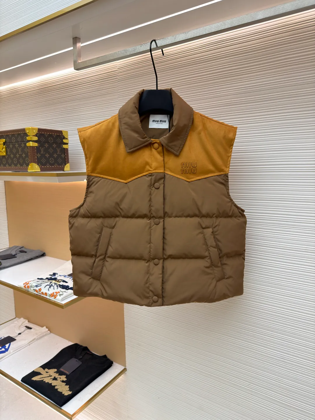 MIUMIU flocked stitching lapel vest ●Original version: purchased and developed by 26615 ●Item number: 1681923-B50 ●Fabric: white duck down fabric ●Technology: embossed flocking production ●Color: brown ●Version: fitted version ●Weight: about 495 grams ●Size: S-M-L ●Description: This style is Miu Miu-style patchwork vest uses collision splicing technology: the main body is made of high-density matte nylon fabric, which is wind-resistant and anti-sand velvet; the collar and chest area are spliced with fine suede, and the texture contrast is enhanced by diagonal stitching. The filling is made of high-fill white duck down, and the segmented down filling process ensures an even amount of down in each grid, with a fill power of 600+; the placket is designed with metal snaps and a built-in concealed buckle for double temperature locking. The "MIU MIU" logo on the front chest adopts embossed flocking technology, which has a three-dimensional touch and is not easy to fall off; the cuffs and hem are elasticized to fit the body shape. The overall stitching uses anti-drilling velvet hemming needles, and the pockets are obliquely inserted invisible pockets, taking into account both beauty and practicality. It is a fashionable style that is lightweight and warm in autumn and winter. The overall wiring is straight and delicate, the fabric is comfortable and soft, and the color is consistent without color difference. It can be matched with the same style to create a fashionable look and control various occasions. Customized accessories, complete with three standards, same style for men and women!