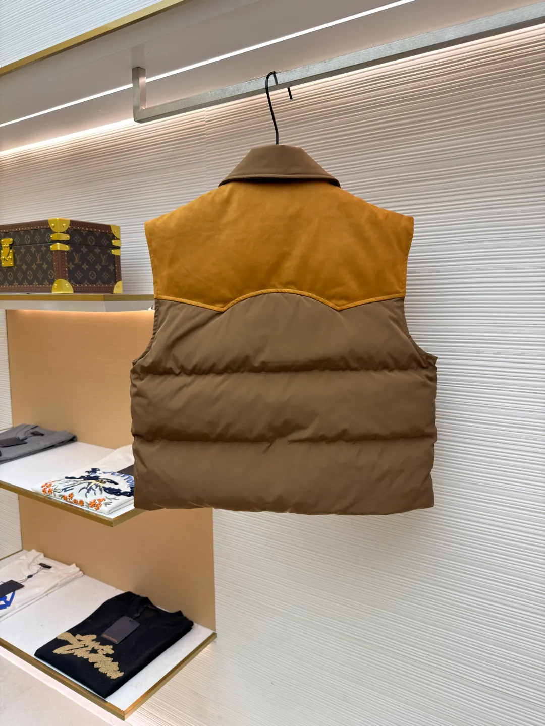 MIUMIU flocked stitching lapel vest ●Original version: purchased and developed by 26615 ●Item number: 1681923-B50 ●Fabric: white duck down fabric ●Technology: embossed flocking production ●Color: brown ●Version: fitted version ●Weight: about 495 grams ●Size: S-M-L ●Description: This style is Miu Miu-style patchwork vest uses collision splicing technology: the main body is made of high-density matte nylon fabric, which is wind-resistant and anti-sand velvet; the collar and chest area are spliced with fine suede, and the texture contrast is enhanced by diagonal stitching. The filling is made of high-fill white duck down, and the segmented down filling process ensures an even amount of down in each grid, with a fill power of 600+; the placket is designed with metal snaps and a built-in concealed buckle for double temperature locking. The "MIU MIU" logo on the front chest adopts embossed flocking technology, which has a three-dimensional touch and is not easy to fall off; the cuffs and hem are elasticized to fit the body shape. The overall stitching uses anti-drilling velvet hemming needles, and the pockets are obliquely inserted invisible pockets, taking into account both beauty and practicality. It is a fashionable style that is lightweight and warm in autumn and winter. The overall wiring is straight and delicate, the fabric is comfortable and soft, and the color is consistent without color difference. It can be matched with the same style to create a fashionable look and control various occasions. Customized accessories, complete with three standards, same style for men and women!